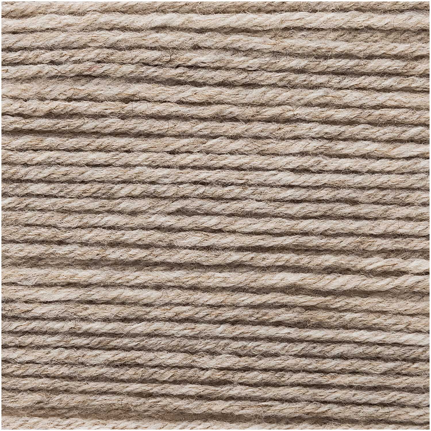 Rico Baby Classic dk: Nahaufnahme von weichem Garn in Natur Melange, ideal für Strickprojekte.