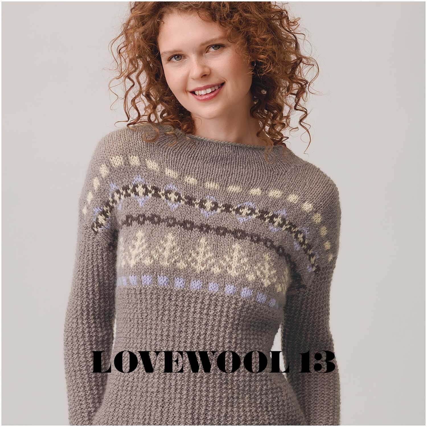 Luxury OMG: Frau trägt gestrickten Pullover mit Muster in Flieder und anderen Farben, von Rico Design.
