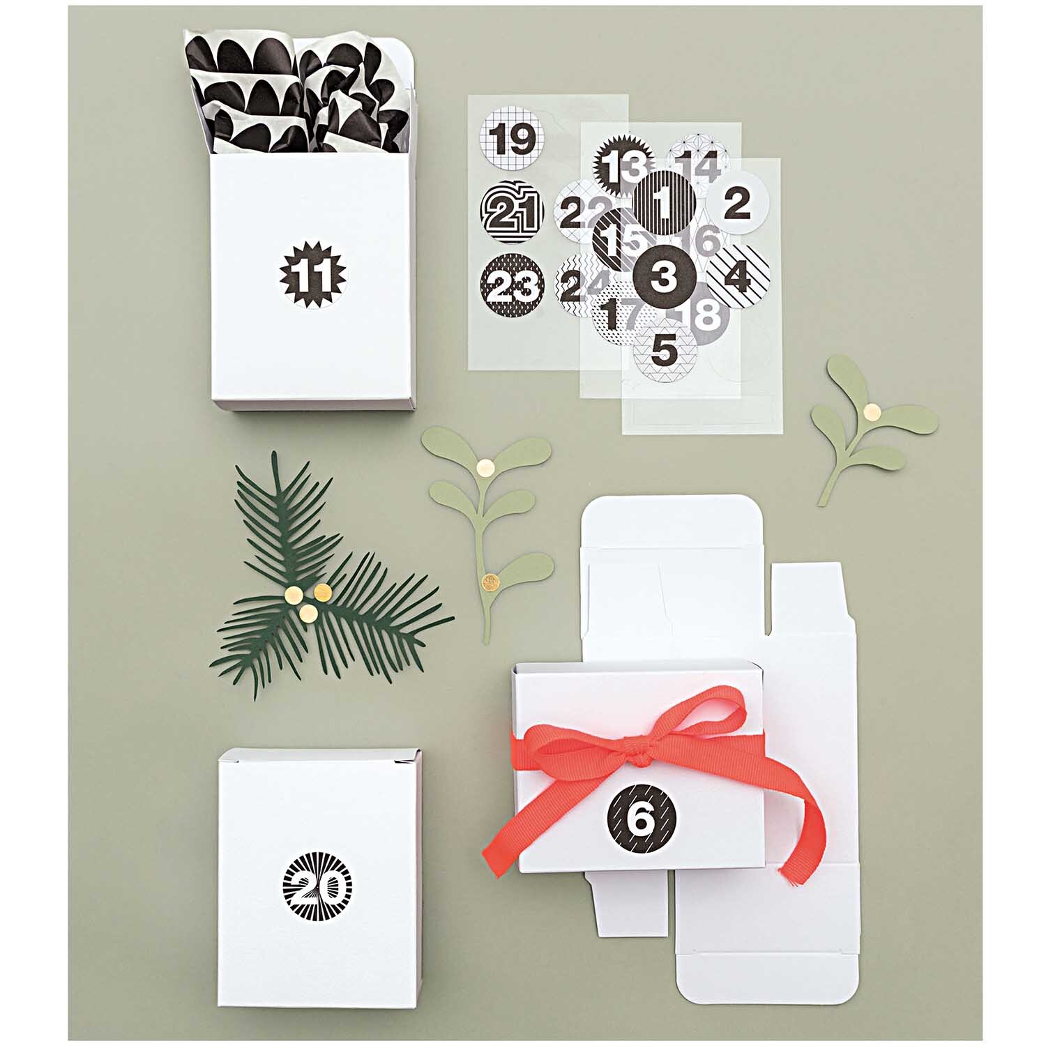 Paper Poetry Sticker Punkte gold 8mm 4 Bogen, dekorative Aufkleber auf einem Tisch mit Adventskalender.