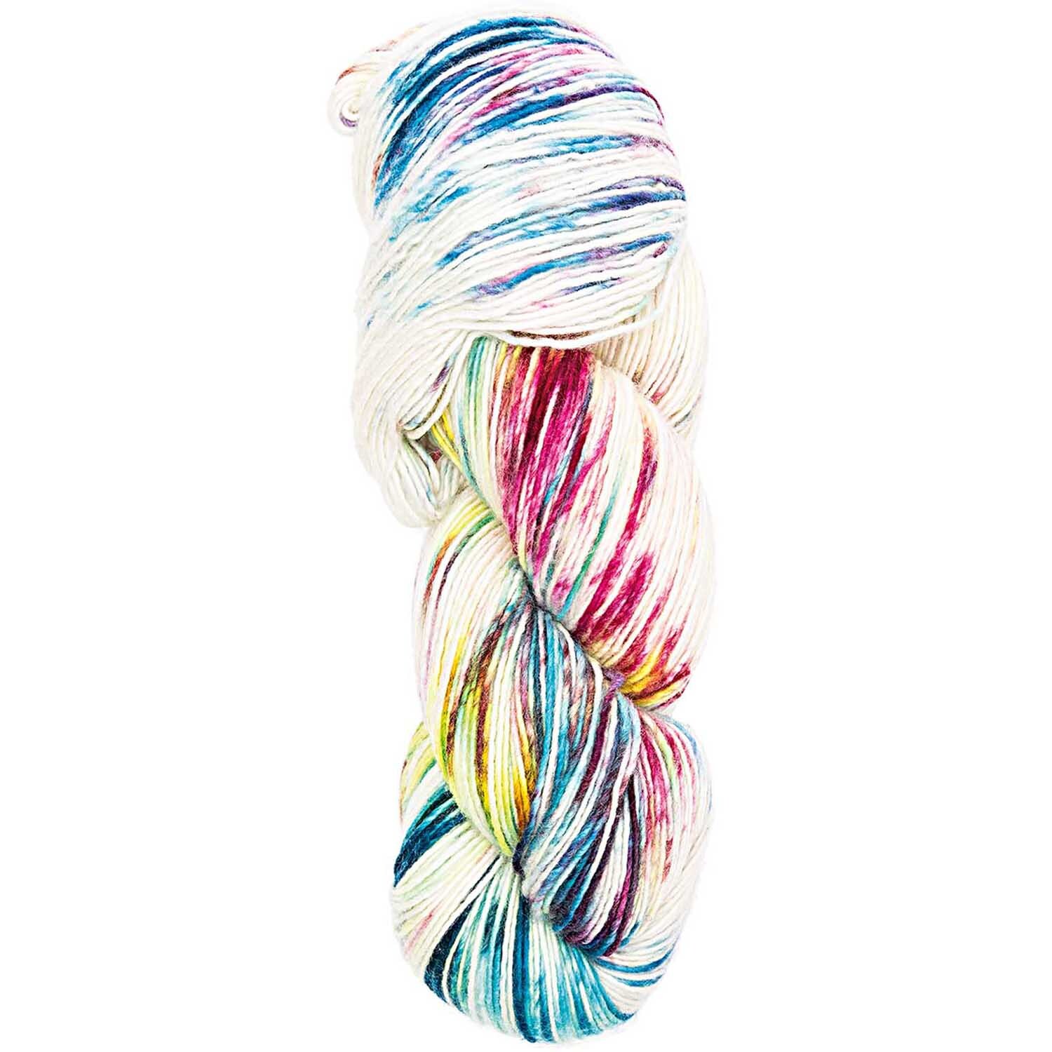 Luxury Hand-Dyed Happiness dk: Buntes Garn von Rico Design, 100g, 390m, in lebendigen Farben wie Blau, Rot und Gelb.