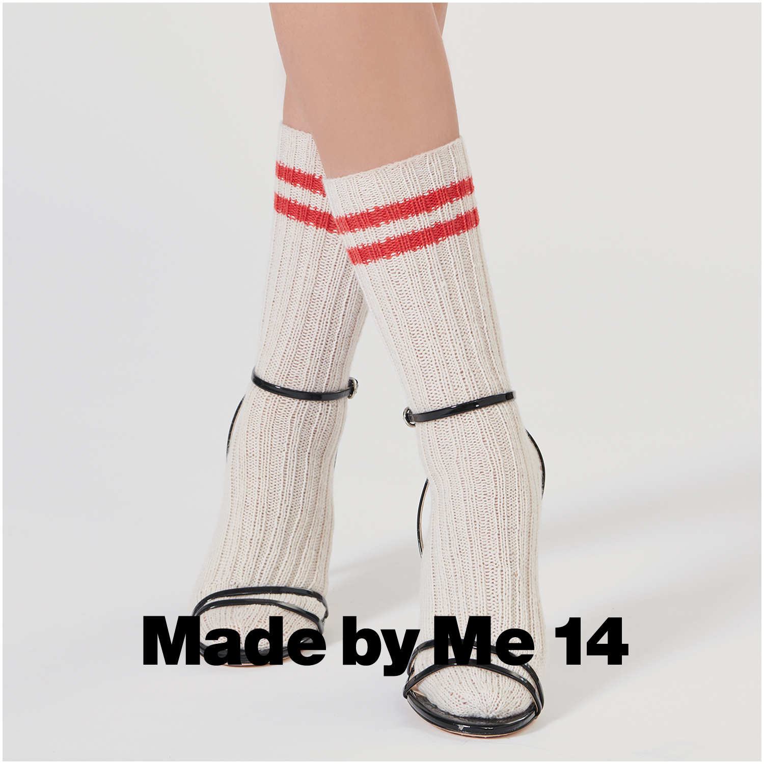 Superba Bamboo Uni 4fädig: Cremefarbene Socken mit roten Streifen, getragen mit schwarzen Sandalen.