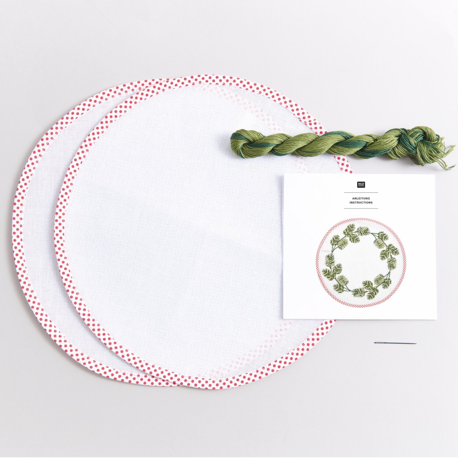 Stickpackung Platzsets rund Tannenzweige 2 Stück mit grünem Garn und Anleitung, Ø30cm.