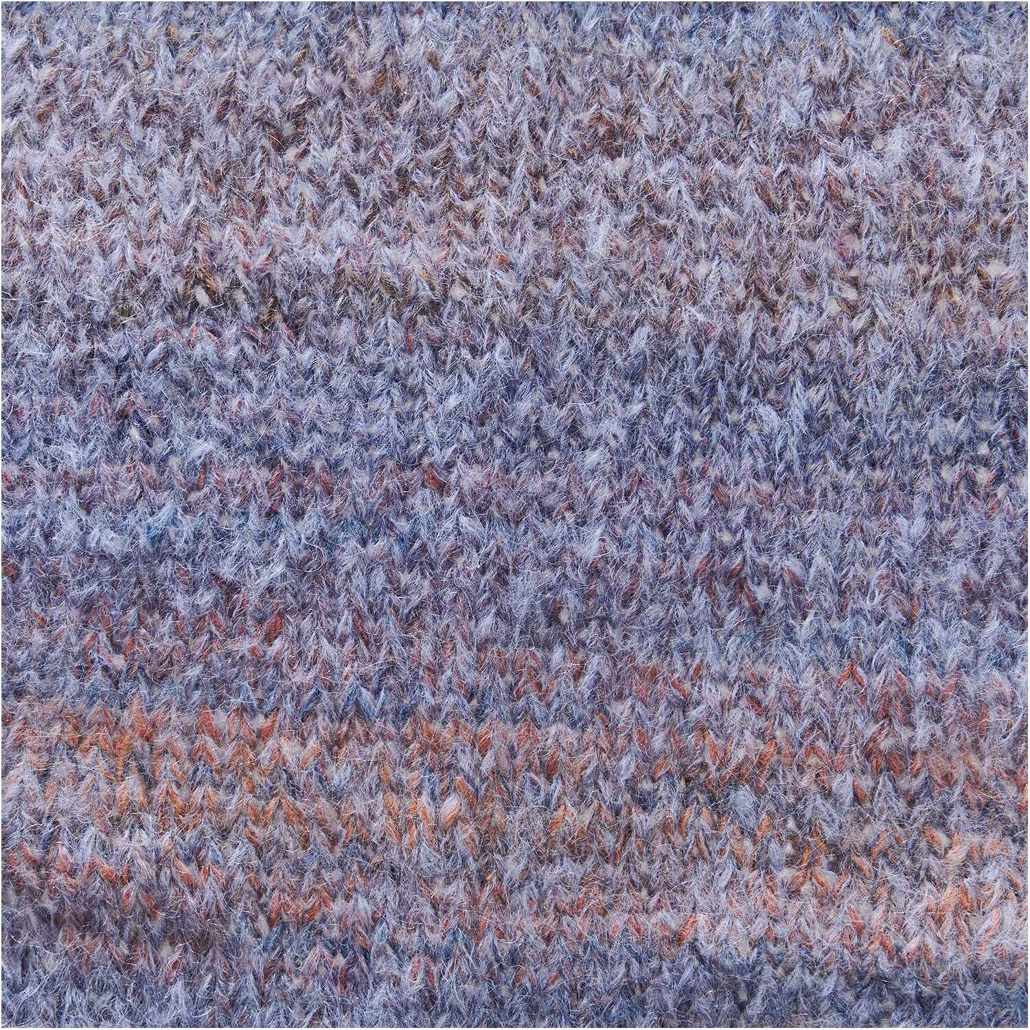Creative Mohair Melange von Rico Design in lila. Nahaufnahme eines gestrickten Stoffes mit melierten Farbtönen. Ideal für kreative Strickprojekte.