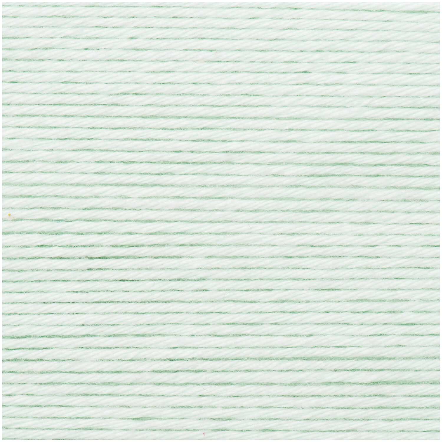 Rico Baby Cotton Soft dk: Nahaufnahme von mintgrünem Garn, 50g, 125m, von Rico Design. Ideal für Strickprojekte.