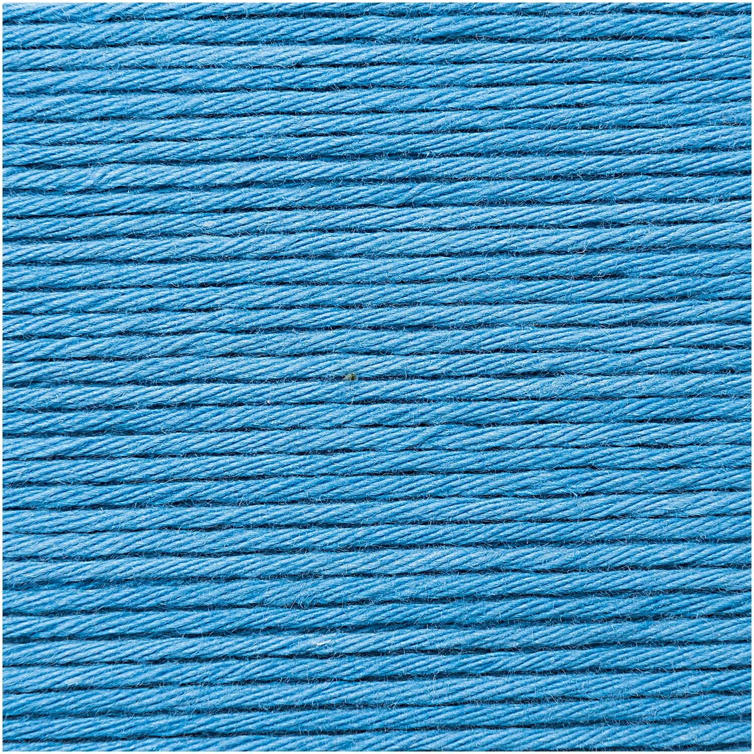 Cotton Universal: Nahaufnahme von blauer Wolle Rödel, 50g Knäuel mit 85m Länge, ideal zum Stricken.