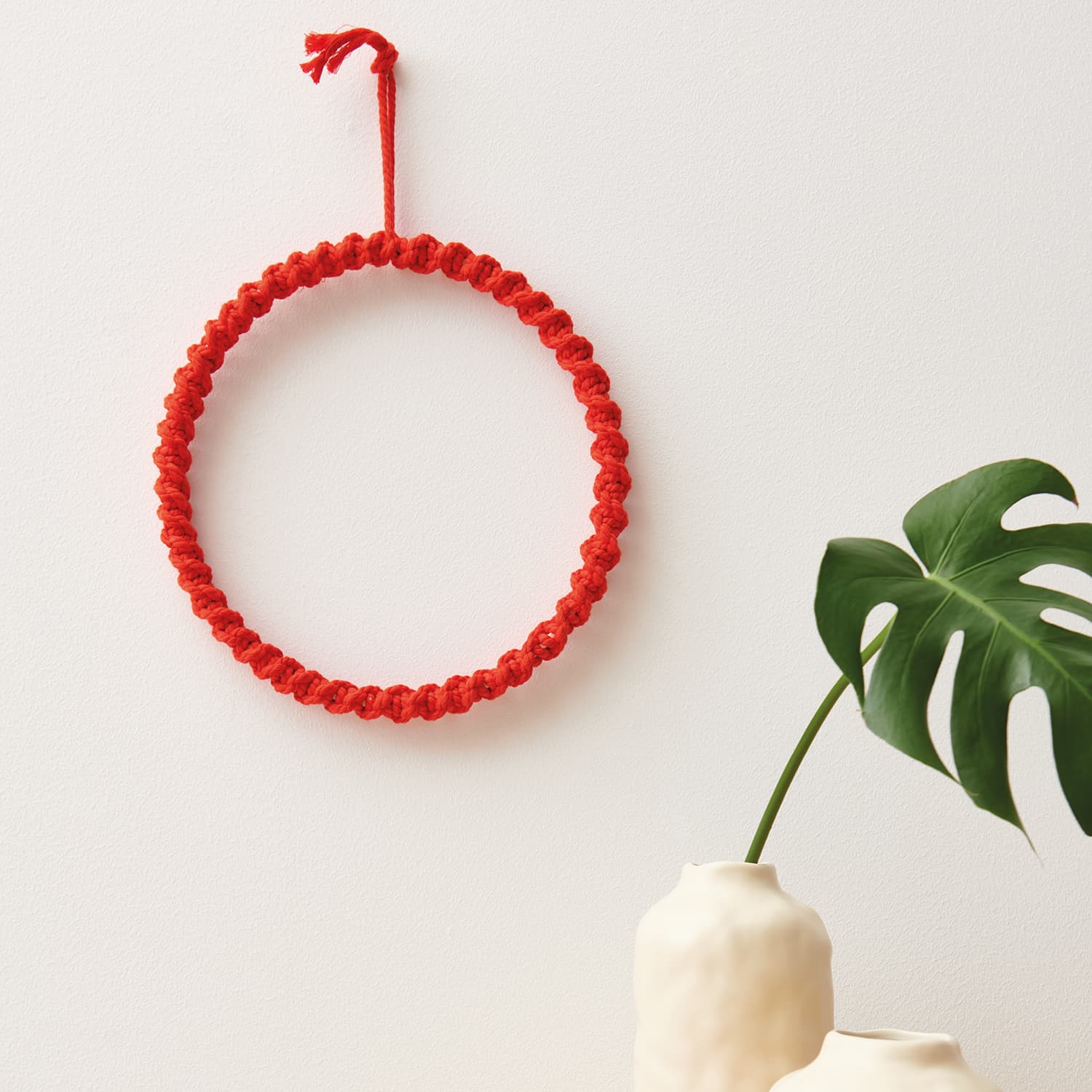 Umknoteter Ring mit rotem Makramee Garn