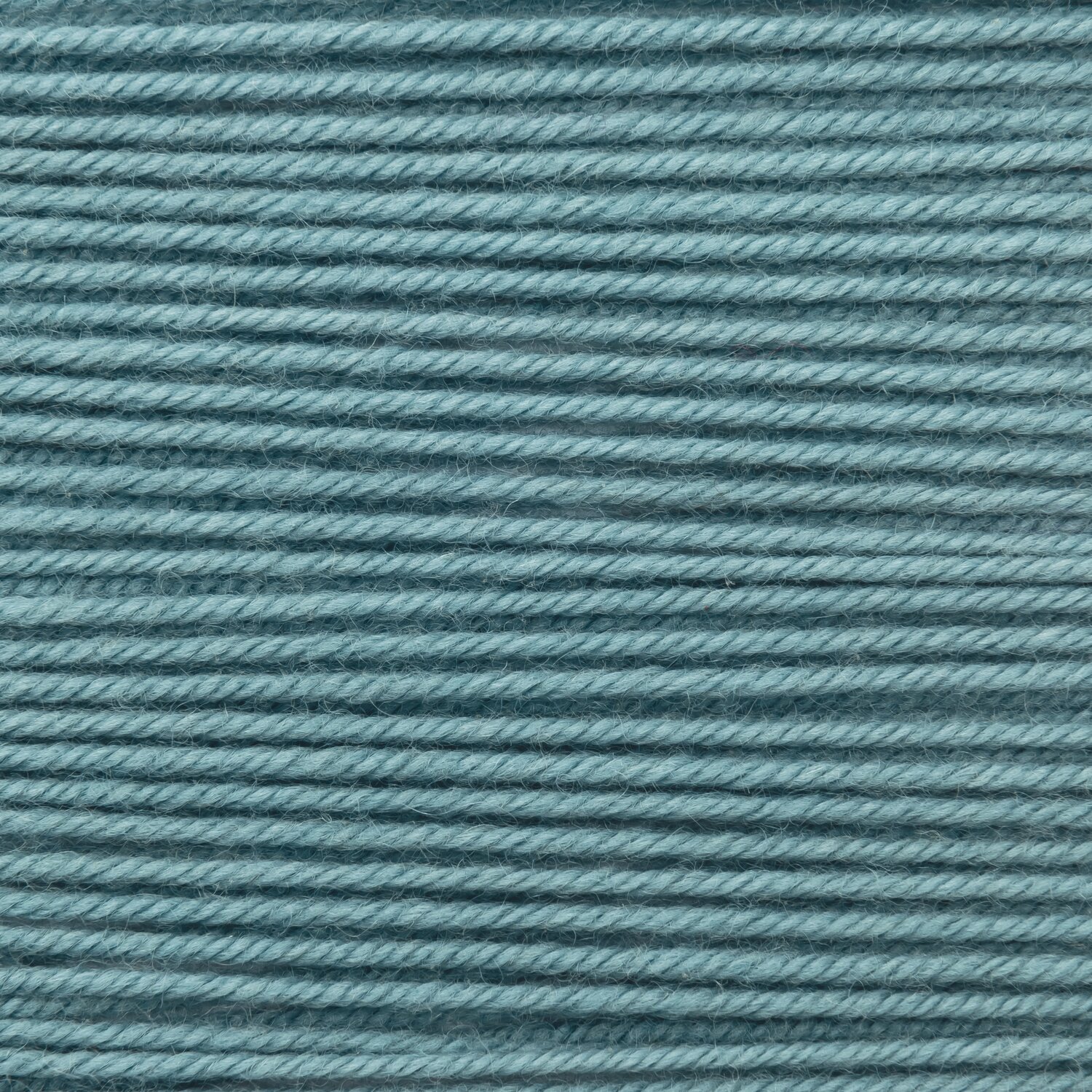 Essentials Merino dk, Rico Design, leicht glänzendes Garn in Hellpetrol, dicht gewickelt, Knäuelgröße 50g 110m für weiche Strickprojekte