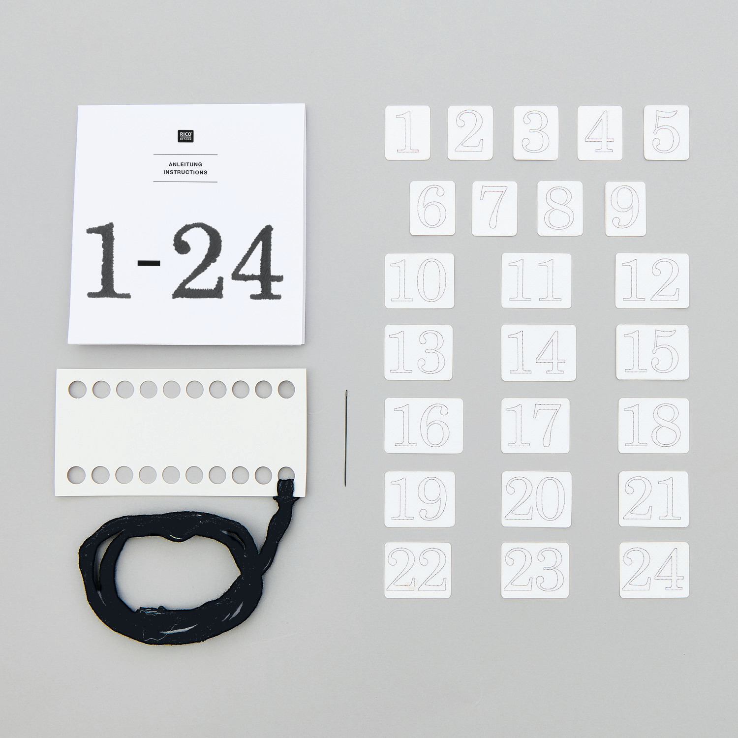 Stick & Stitch Adventskalender Zahlen von Rico Design: Set mit Zahlen 1-24, Nadel und Faden auf grauem Hintergrund.