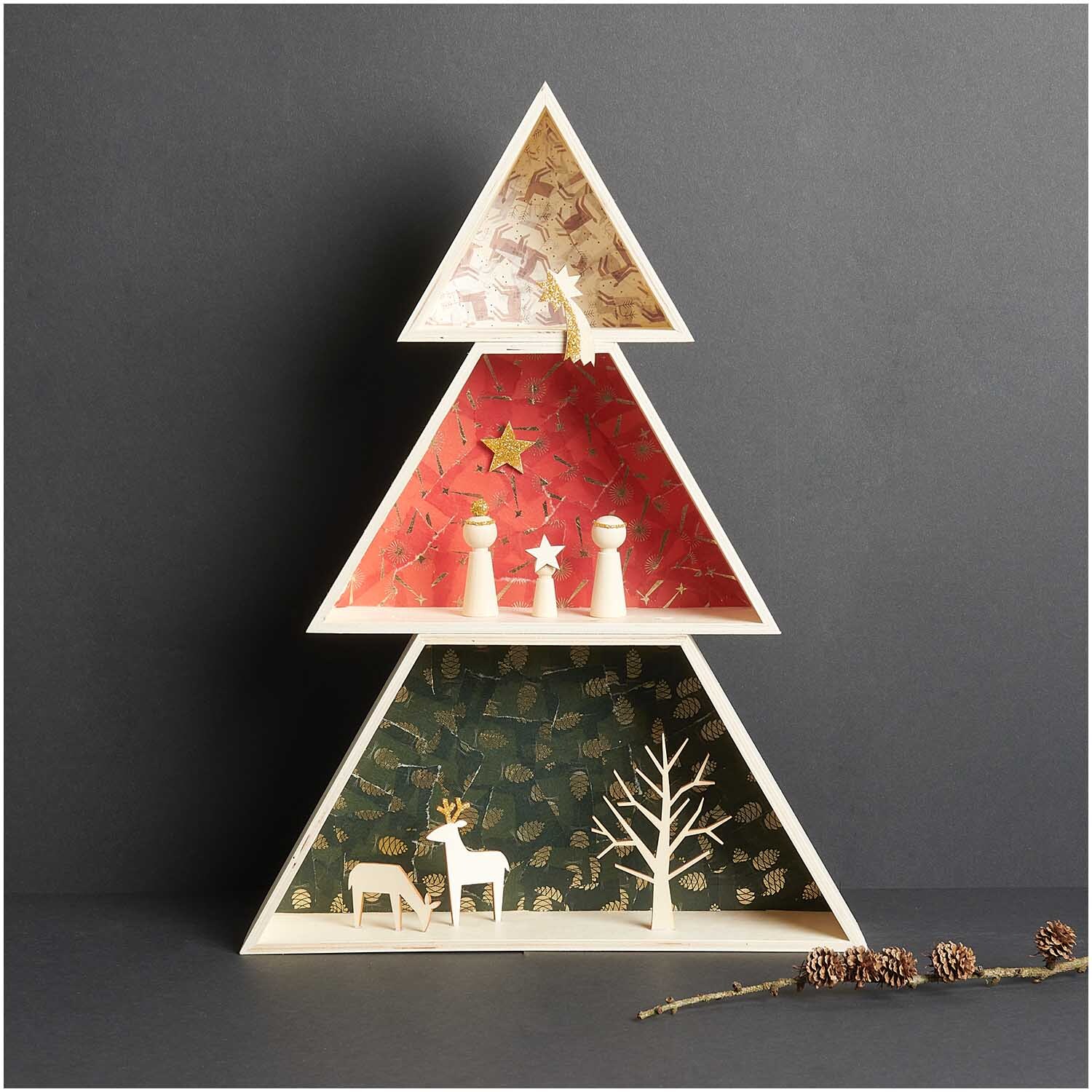 Paper Poetry Paper Patch Papier Rentiere 30x42cm: Dreieckige Regale mit weihnachtlichen Motiven in Rot und Grün, dekoriert mit Rentieren und Sternen.