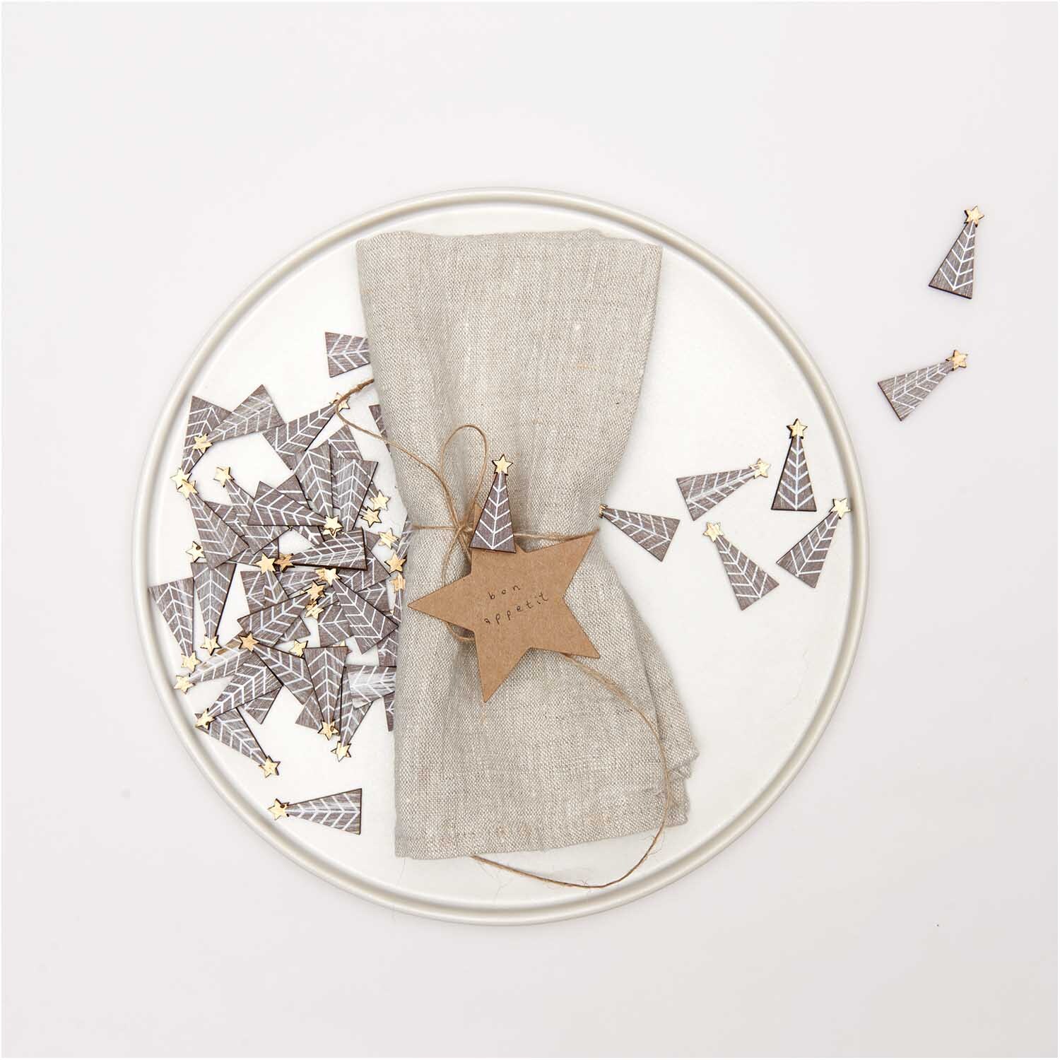 Holzstreu Tannenbaum shabby chic 15x30mm 48 Stück, braun, dekorativ auf einem Teller arrangiert. Ideal für festliche Tischdekorationen.