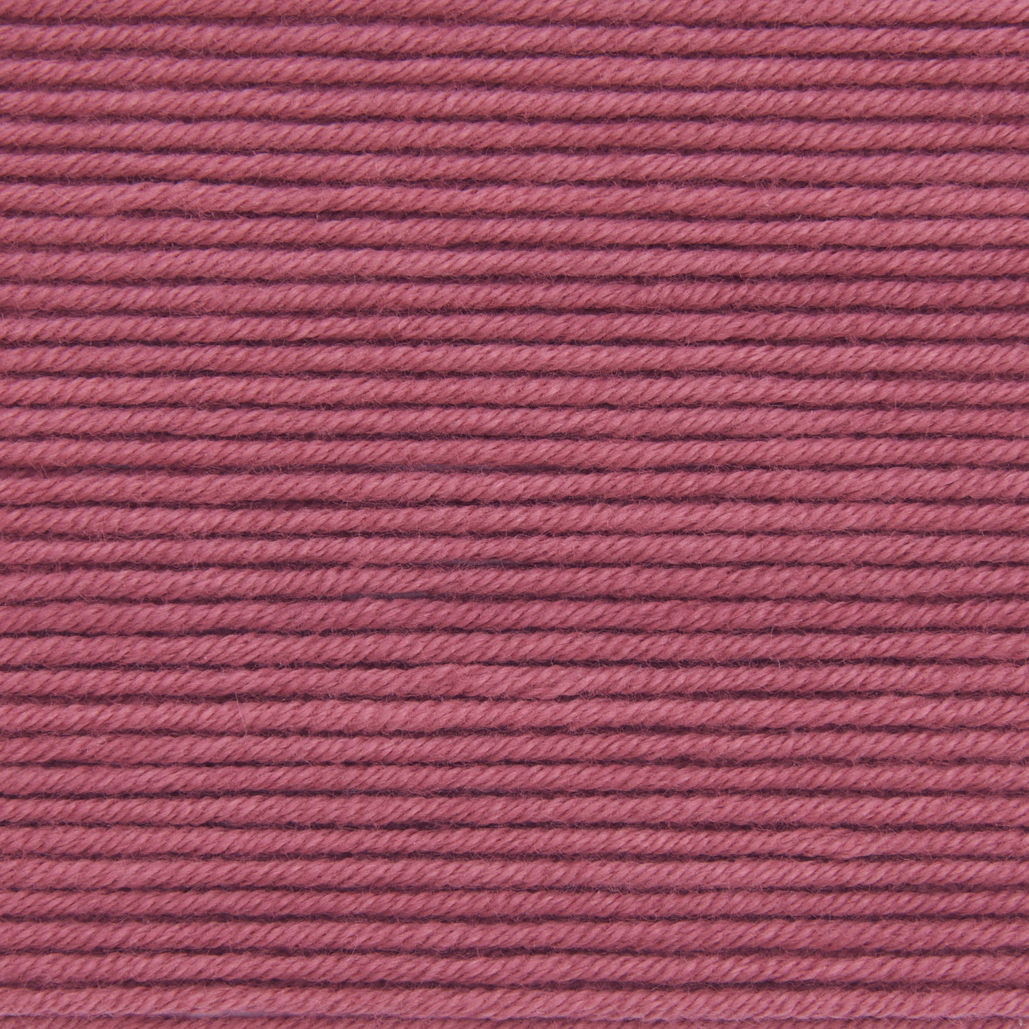 Creative Sport dk, weinrote Wolle von Rico Design, 50g 145m, zeigt feine, gleichmäßige Fäden in Nahaufnahme. Ideal für Strickprojekte.