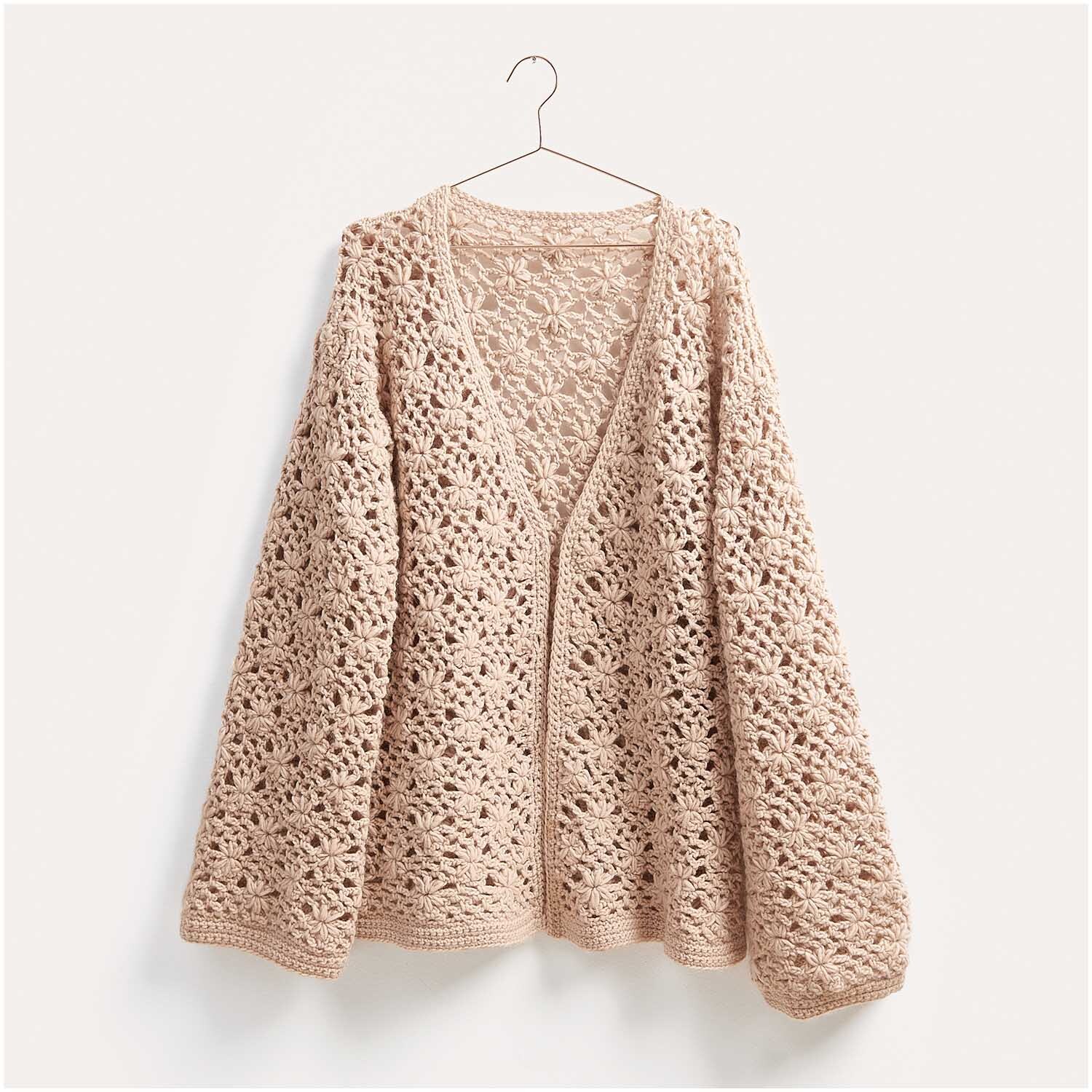 Häkelset Cardigan Modell 08 aus Winter Crochet Collection, beige, gehäkelt, auf Bügel präsentiert.