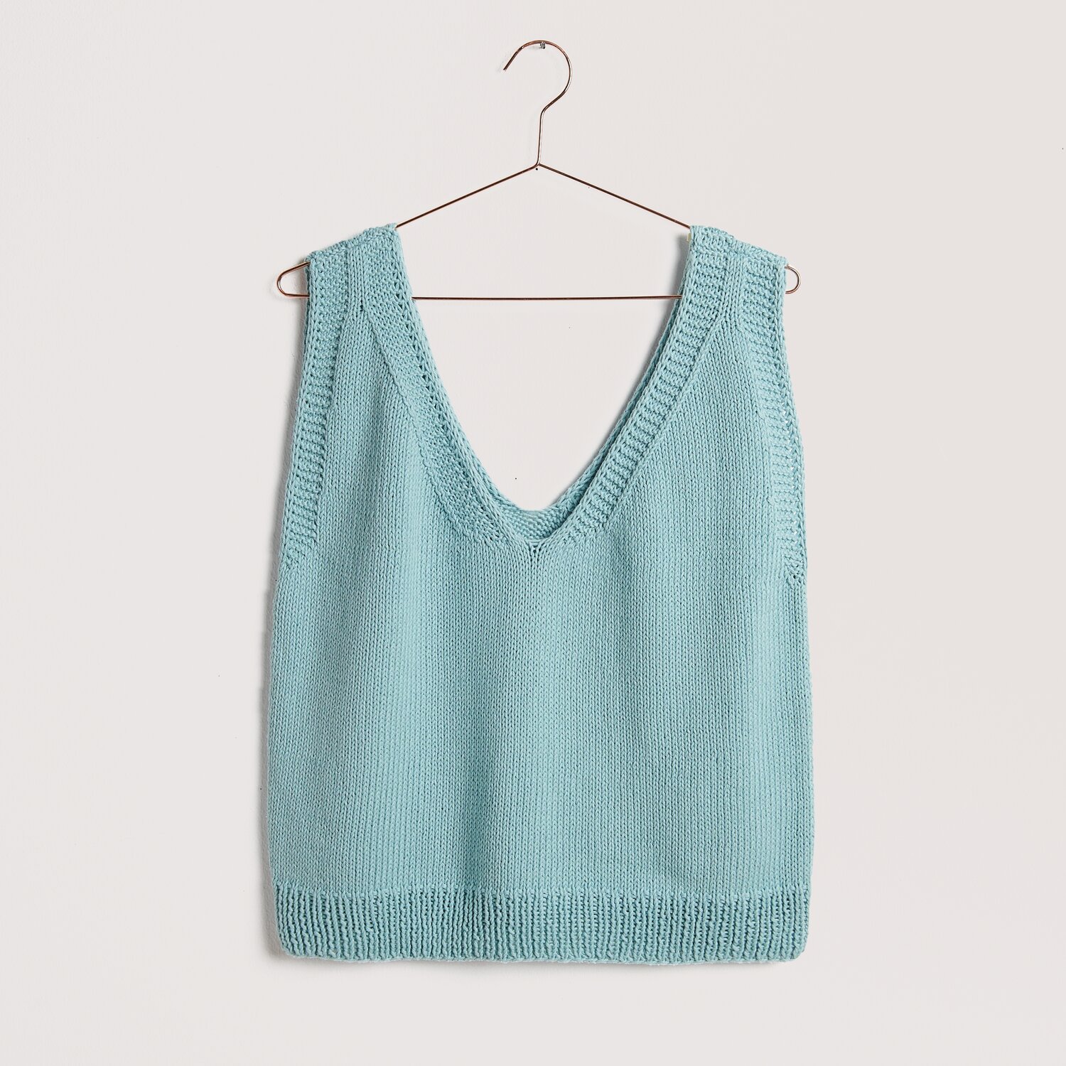 Strickset Top Modell 23 aus Die Neue Masche No. 12: Aquamarinfarbenes Stricktop aus Baumwolle, ideal für Frühling und Sommer.