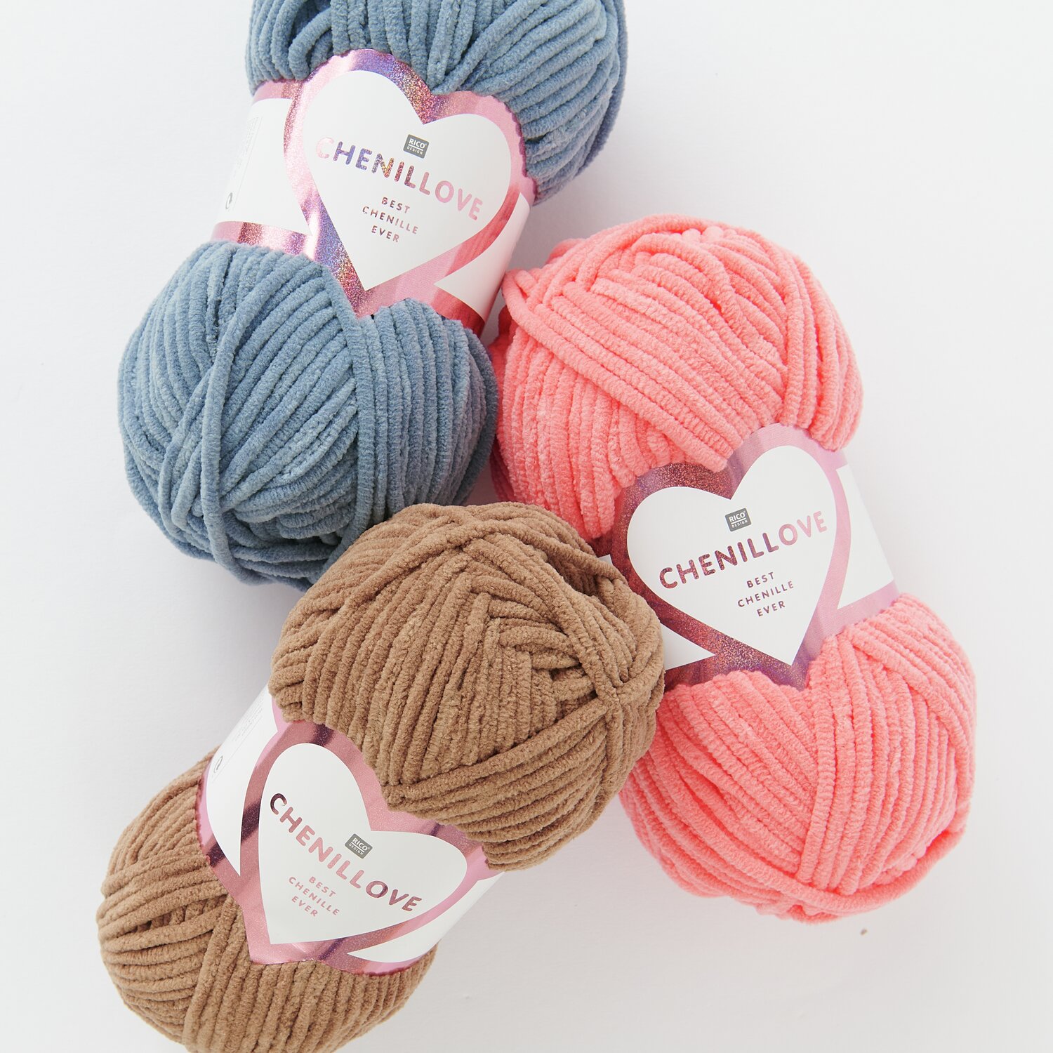 Creative Chenillove: Drei Wollknäuel in Blau, Rosa und Braun, 100g 110m, ideal für Strickprojekte.