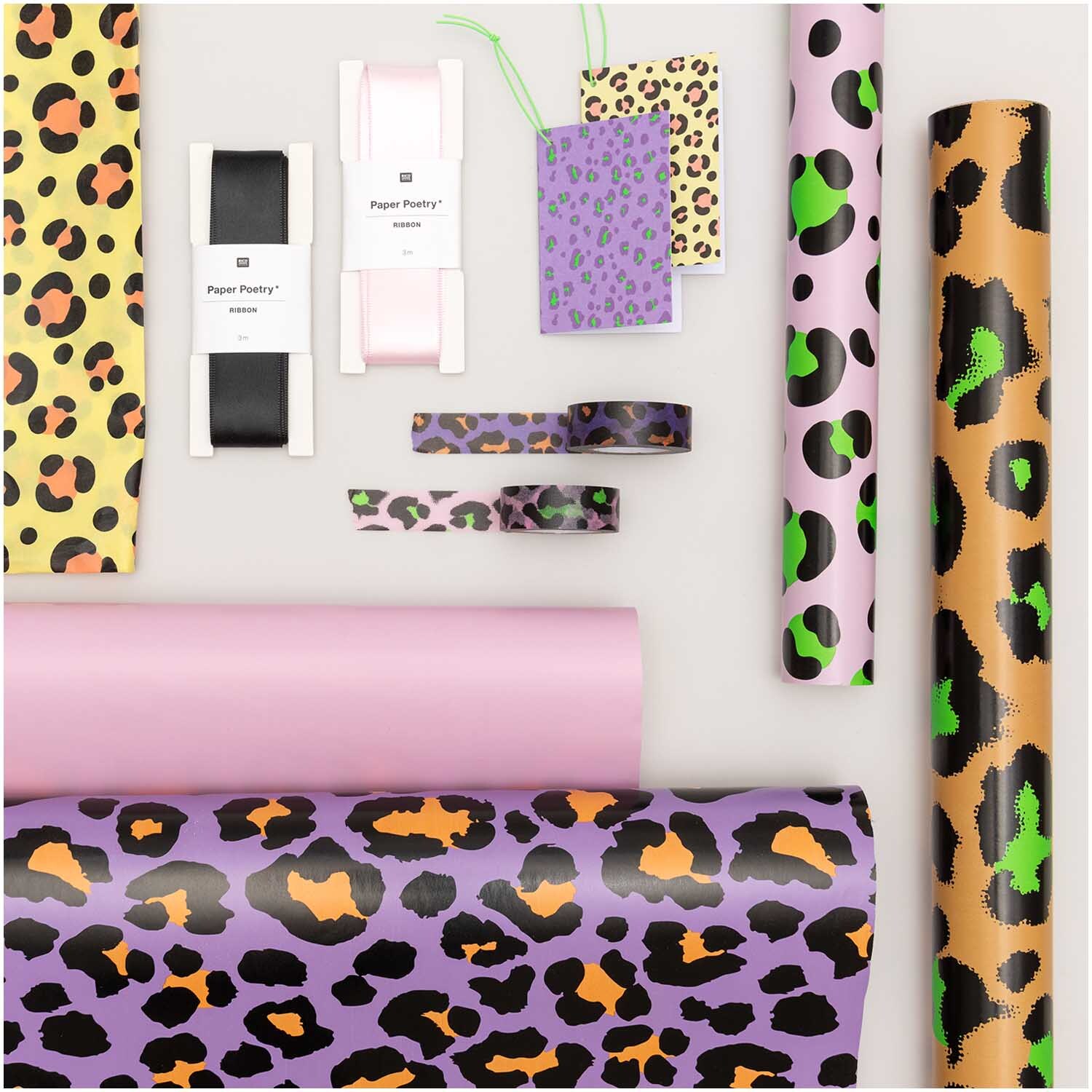 Paper Poetry Geschenkpapier mit Leopardenmuster in Flieder und anderen Farben, von Rico Design. Ideal für kreative Geschenkverpackungen.