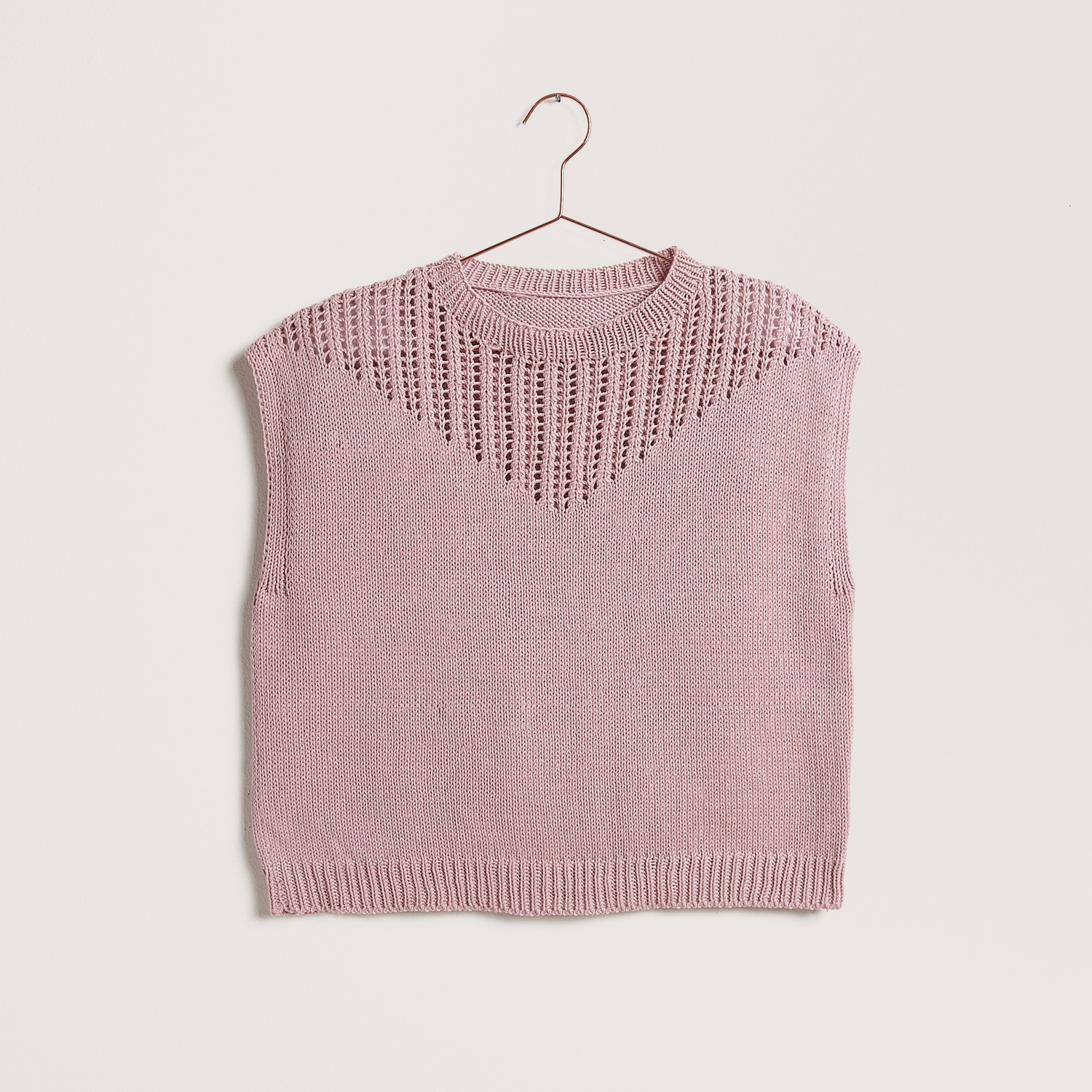 Top auf grauem Hintergrund – zum Strickset