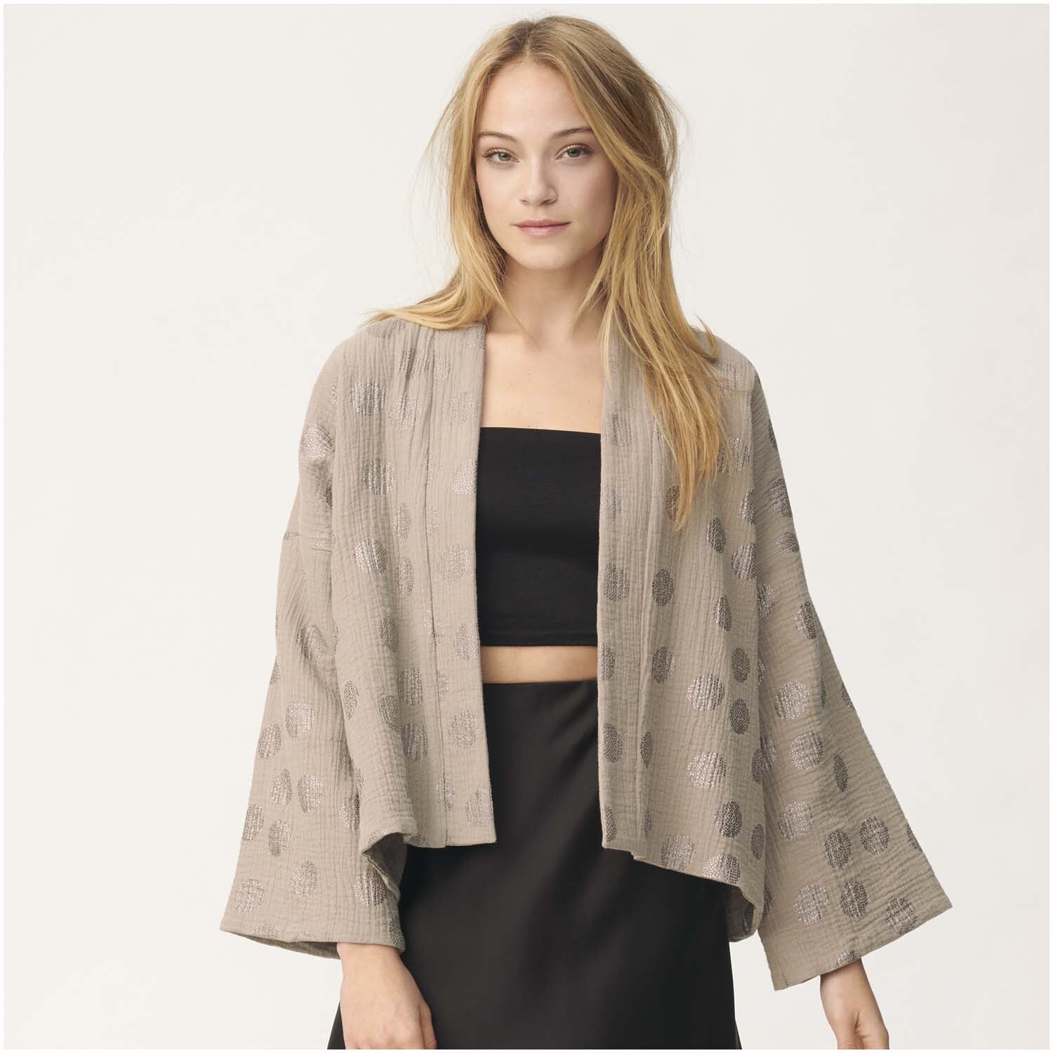 Rico Meterware Krinkelmusselin taupe Hot Foil: Frau trägt eleganten Kimono aus taupefarbenem Stoff mit glänzenden Akzenten von Rico Design.