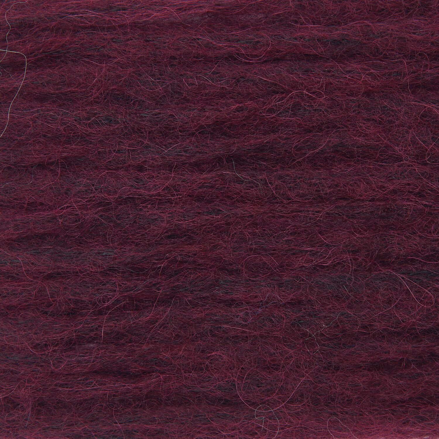 Luxury Baby Alpaca & Merino chunky - Madly in Love: Bordeauxfarbene Wolle von Rico Design, ideal für warme Strickprojekte.