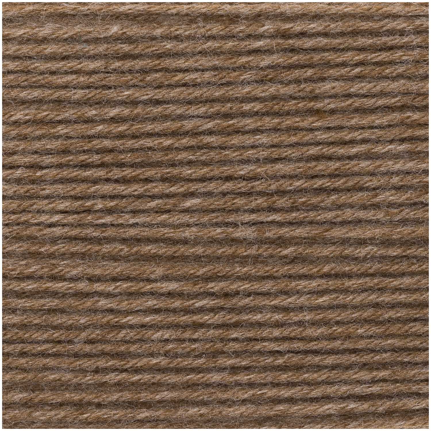 Rico Baby Classic dk: Olivfarbene Wolle von Rico Design, 50g Knäuel mit 165m Länge, Nahaufnahme.
