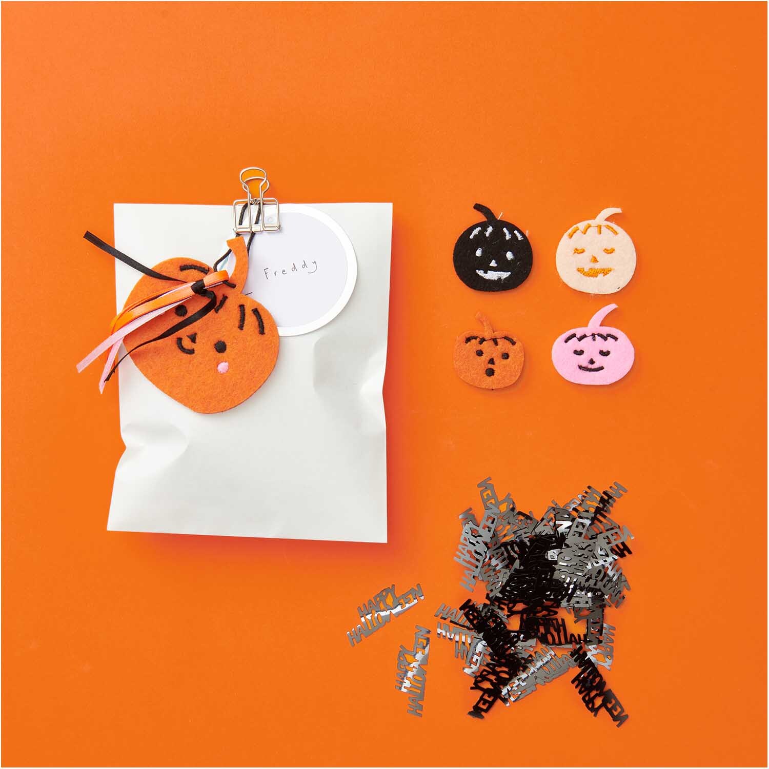 Flitterstreu Happy Halloween 200 Stück von Rico Design auf orangefarbenem Hintergrund mit Kürbisdekoration.