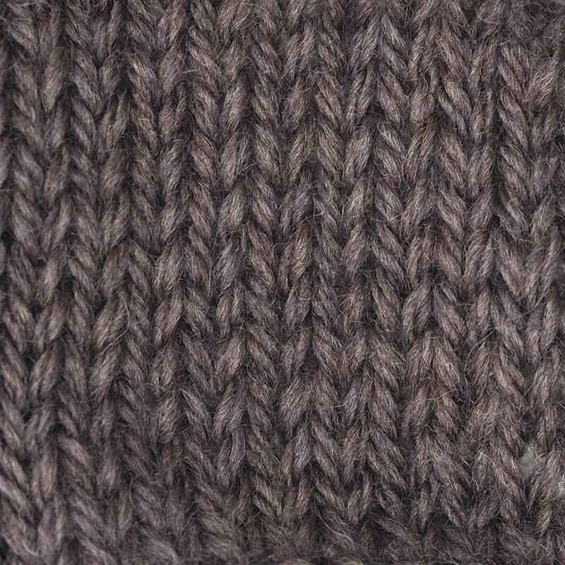 Linea Botanica von Rico Design: Nahaufnahme von gestricktem Garn in dunklem Braunton, 50g 130m.