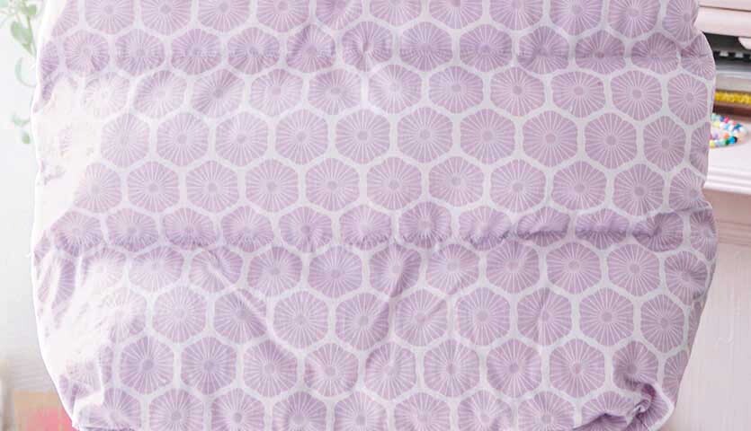 Nähanleitung Puffer Bag: Eine Tasche mit lila geometrischem Muster, ideal für DIY-Projekte.