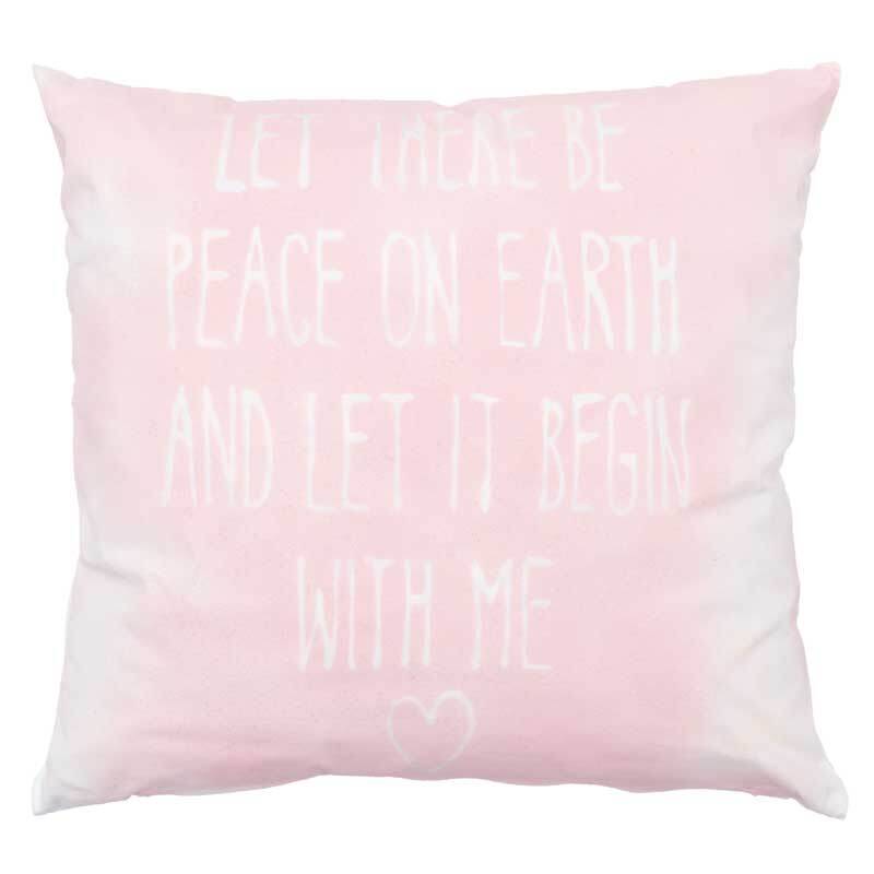 Kissen mit weißem Schriftzug "Let there be peace on earth and let it begin with me" auf rosa Hintergrund.