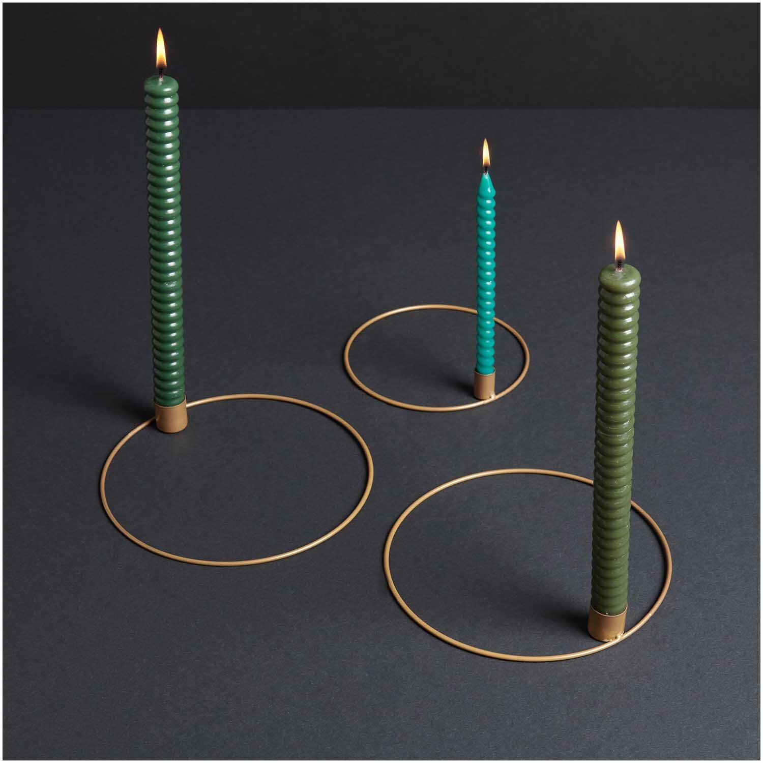 Metallring mit Kerzenhalter Ø 15cm in Gold Matt von Rico Design, präsentiert mit drei brennenden Kerzen auf dunklem Hintergrund.