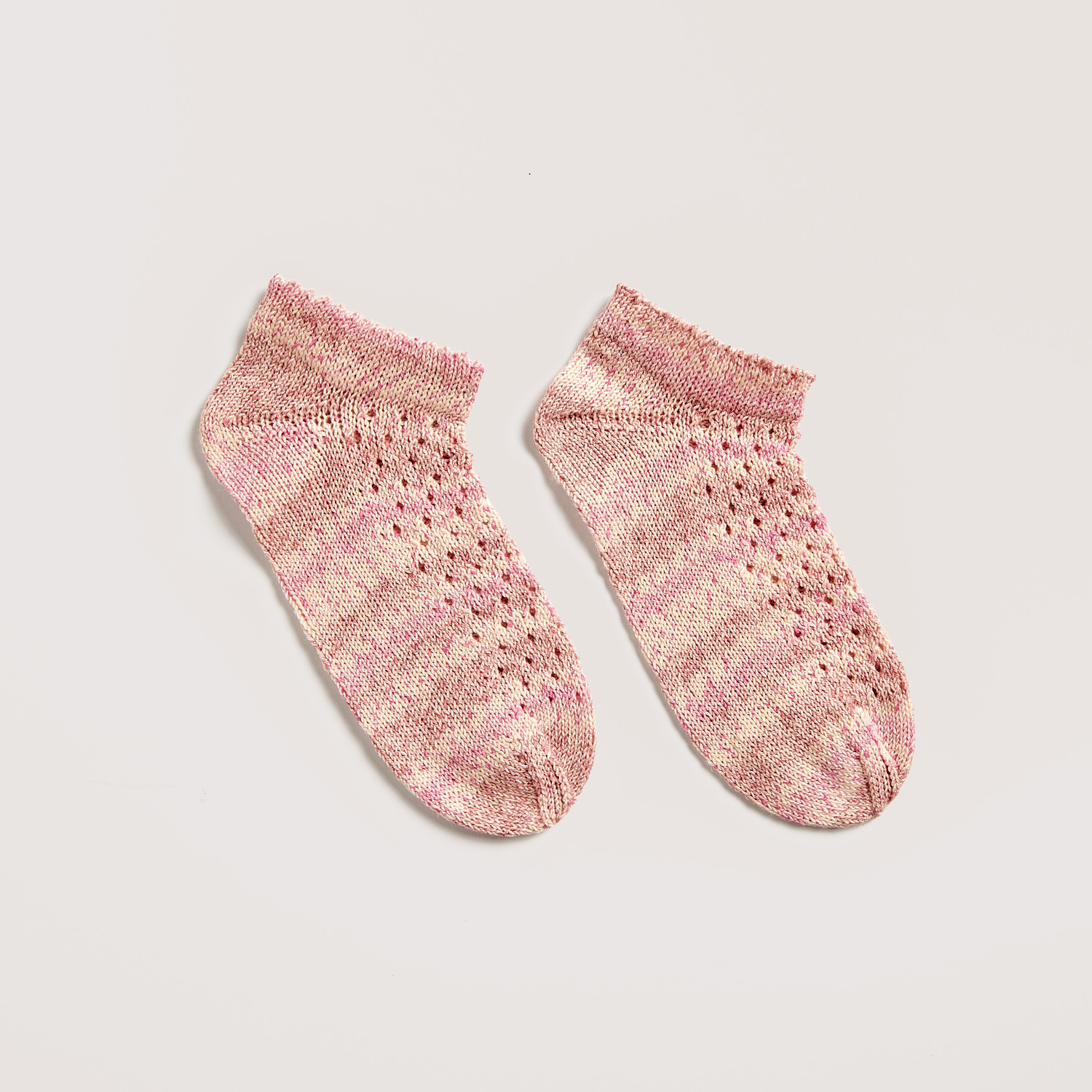 Bunte Socken auf grauem Hintergrund – zum Strickset