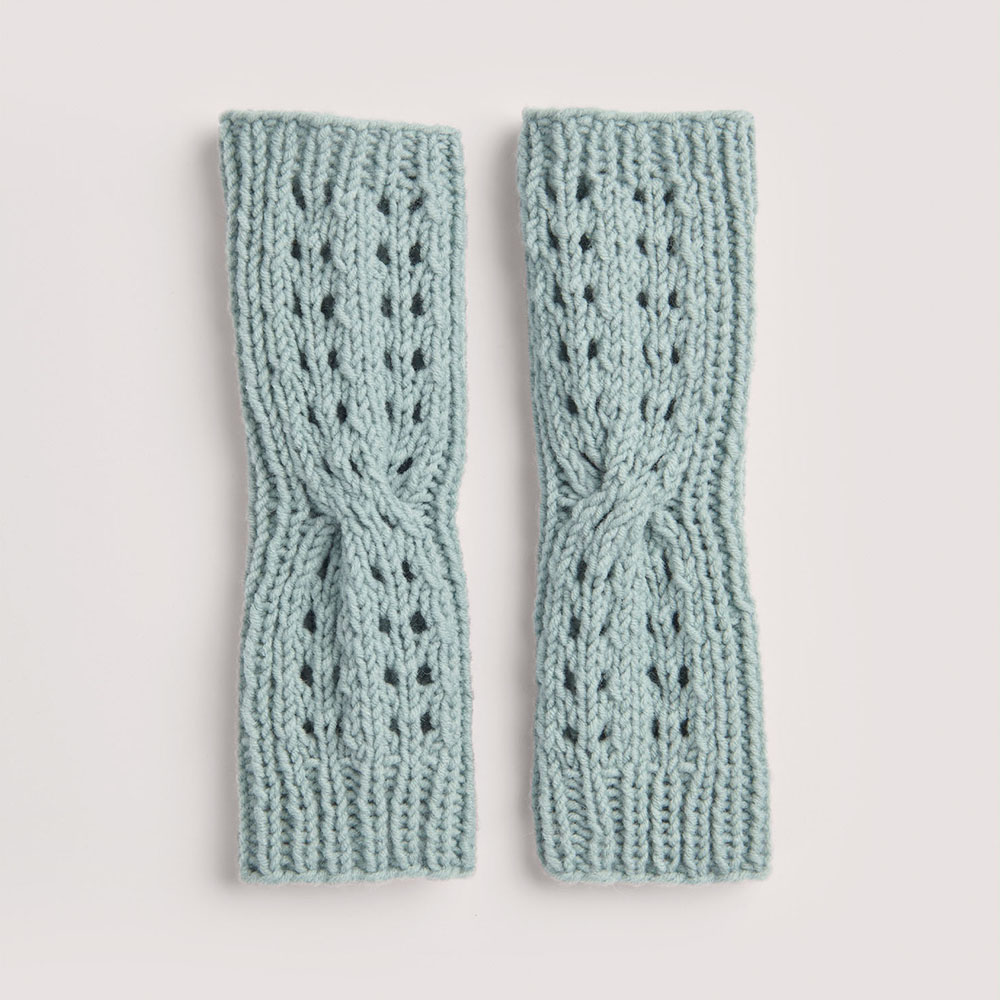Lochmuster Armstulpen auf grauem Hintergrund – zum Strickset