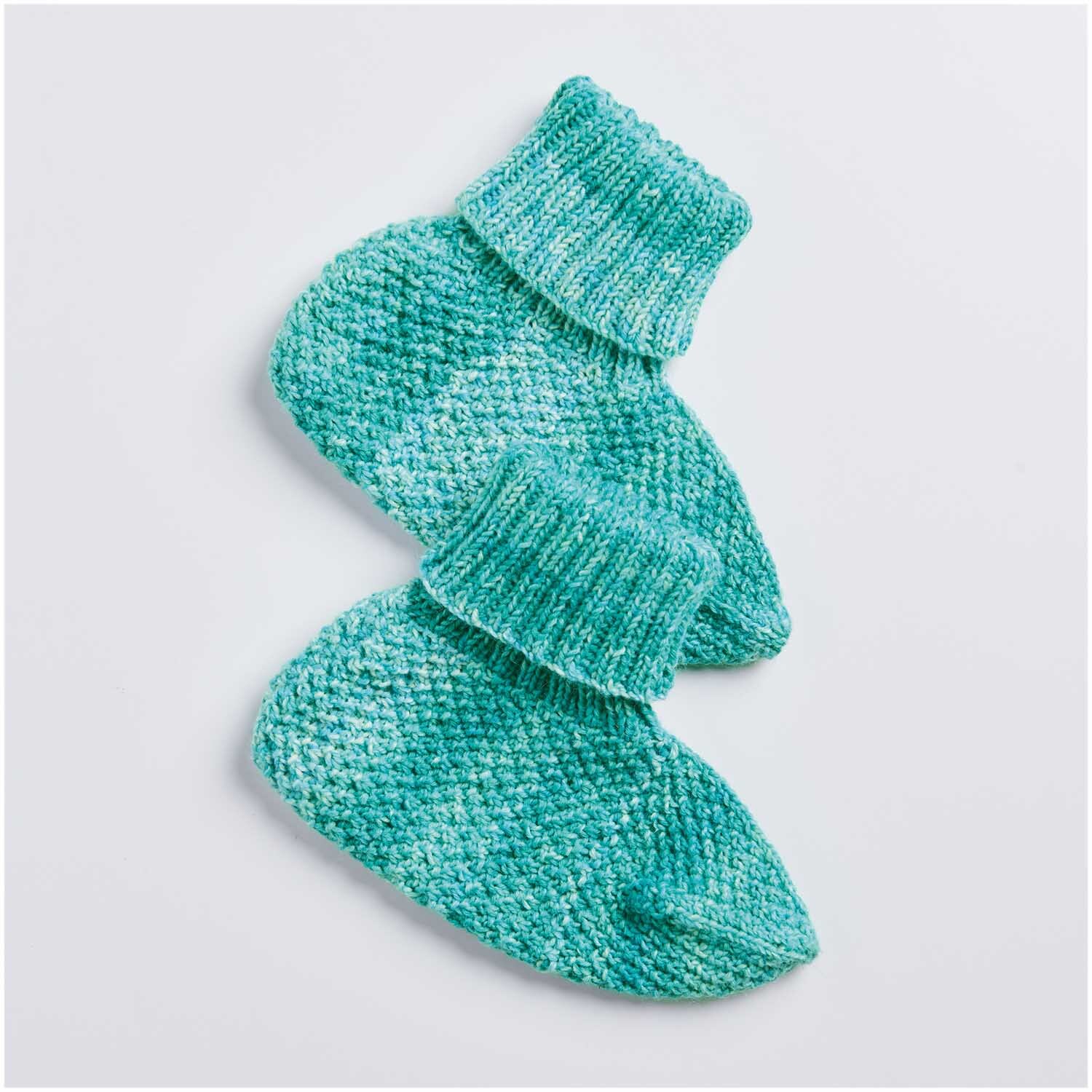 Superba Easy 8 8fädig Socken in Aqua, gestrickt aus Rico Design Garn, auf weißem Hintergrund.