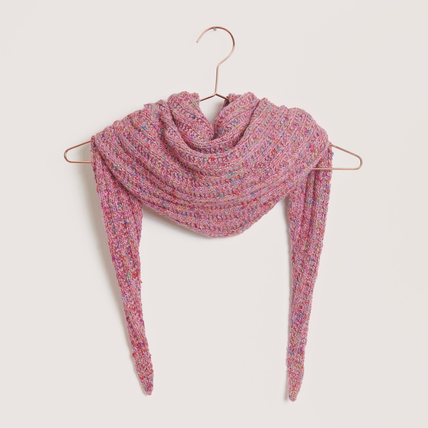Strickset Dreieckstuch Modell 19 aus Made by Me Nr. 18, pink, aus Alpaka-Baumwoll-Mischung, präsentiert auf einem Kleiderbügel.