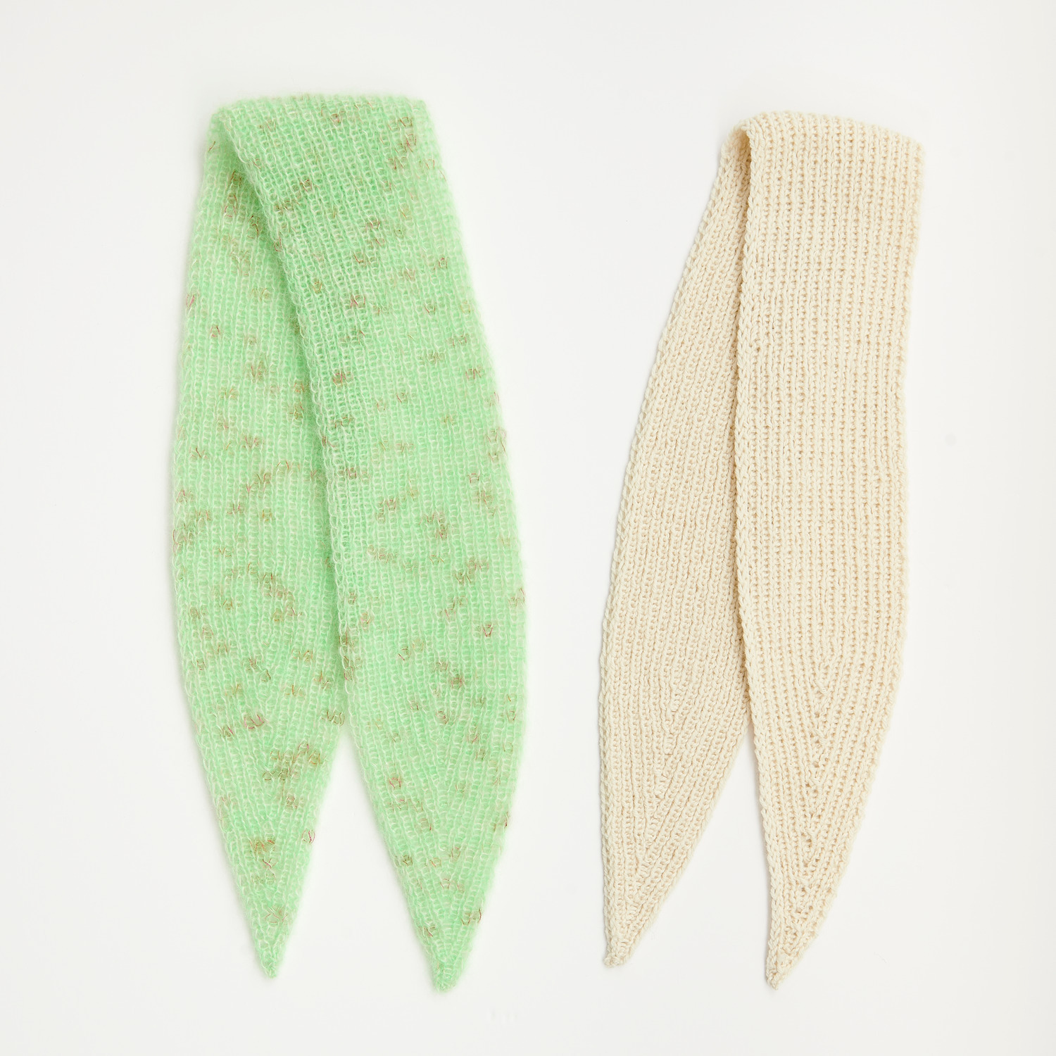 Mini Tücher Special: Zwei gestrickte Tücher, eines in Grün mit Muster, das andere in Beige. Marke: Rico Design.