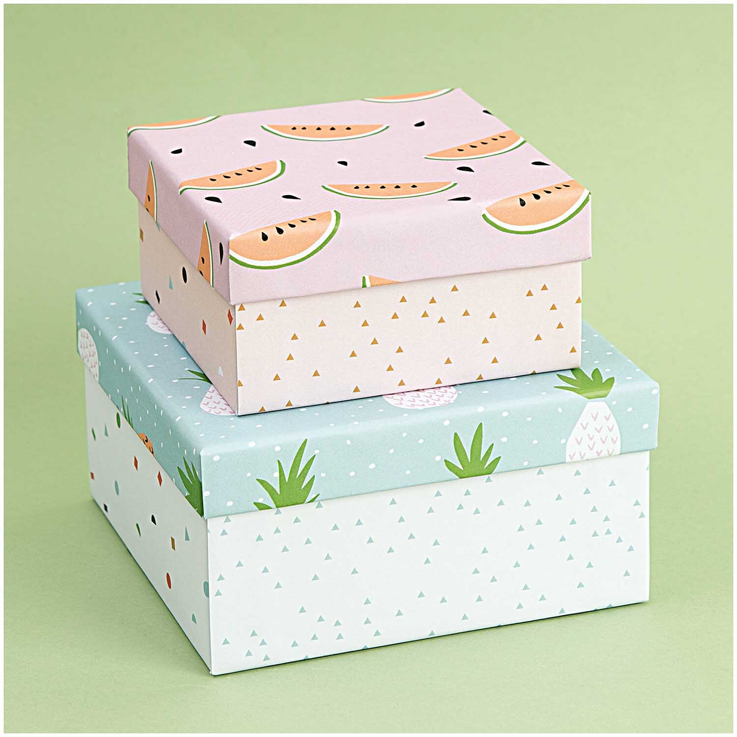 Quadratbox weiß von Rico Design: Zwei dekorative Boxen mit Fruchtmotiven auf grünem Hintergrund.