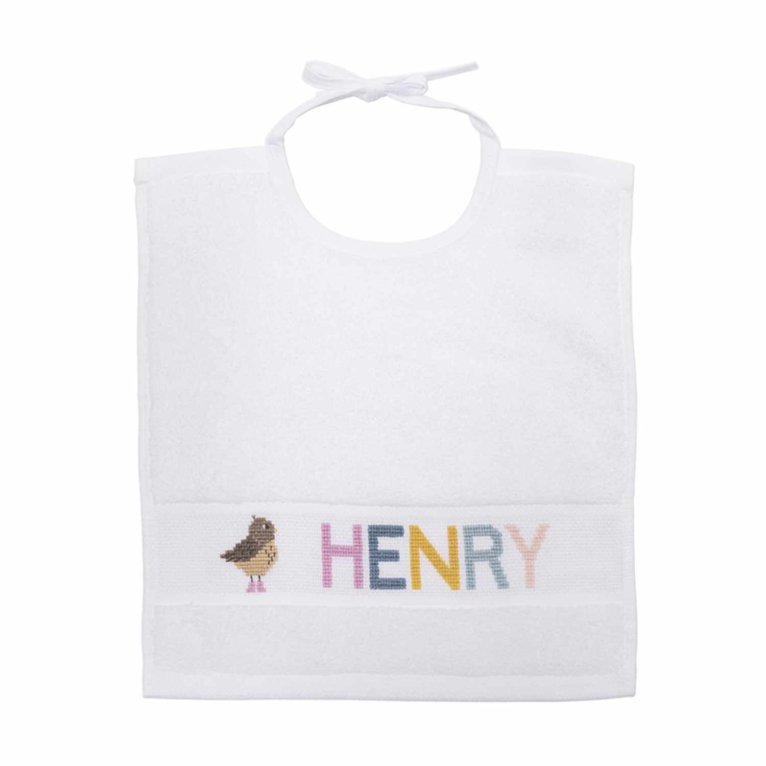 Stickpackung Lätzchen Tiere & Alphabet zeigt ein weißes Lätzchen mit buntem Vogel und Schriftzug "HENRY". Ideal für kreative Designs.