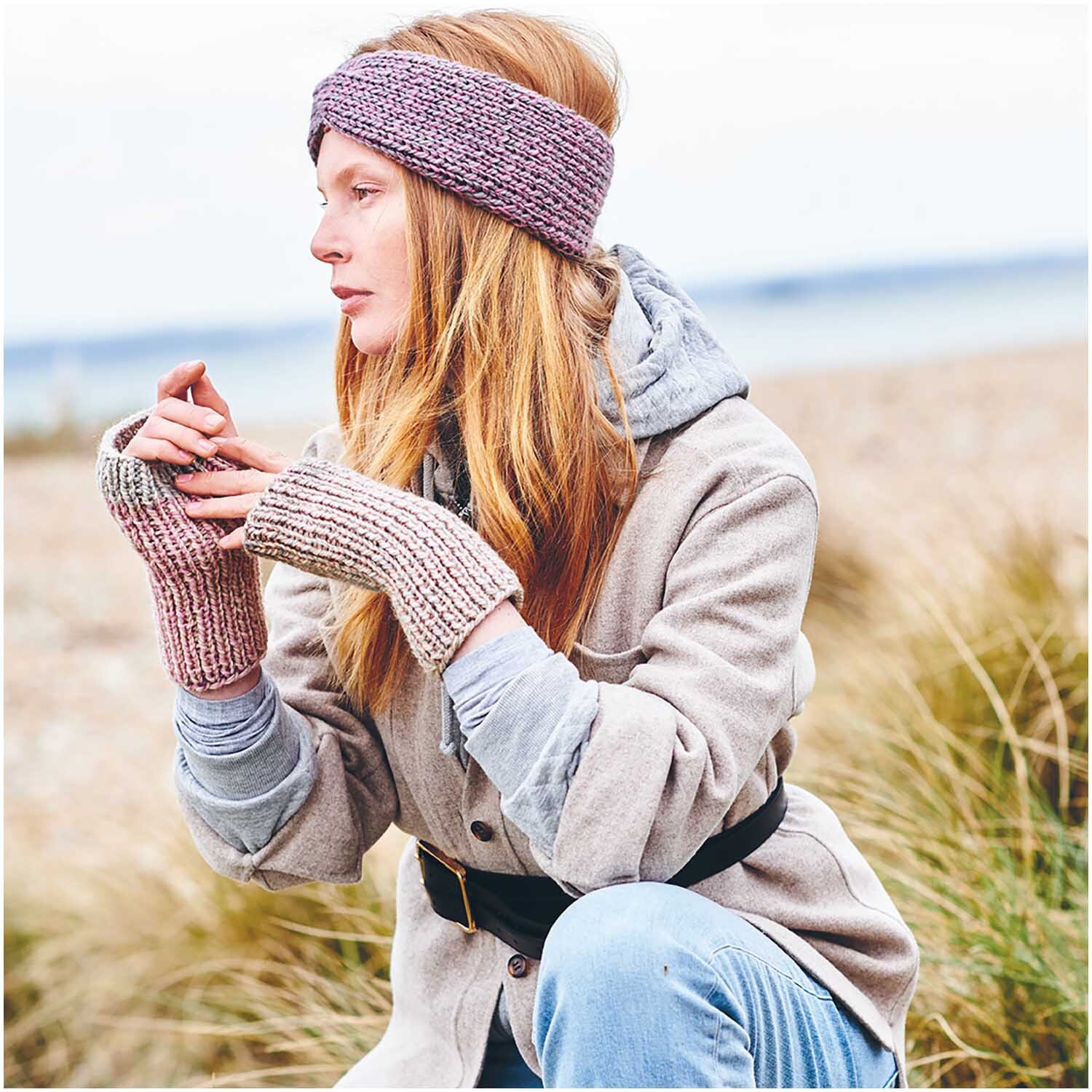 Creative Chic-Unique: Frau am Strand trägt gestricktes Stirnband und Handschuhe von Rico Design.