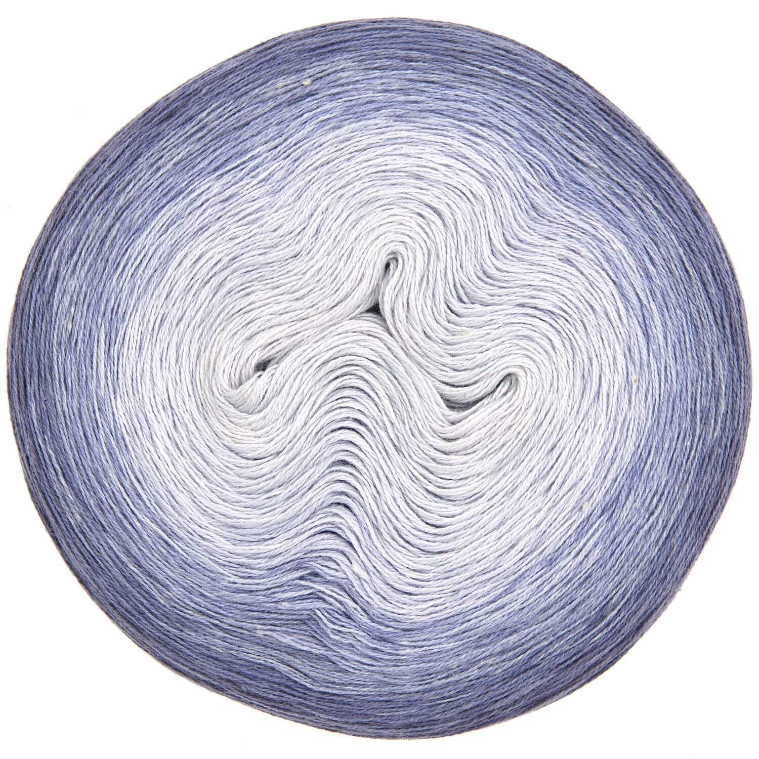 Strickset Top Modell 24: Garnrolle in Blau- und Weißtönen, ideal für kreative Strickprojekte.