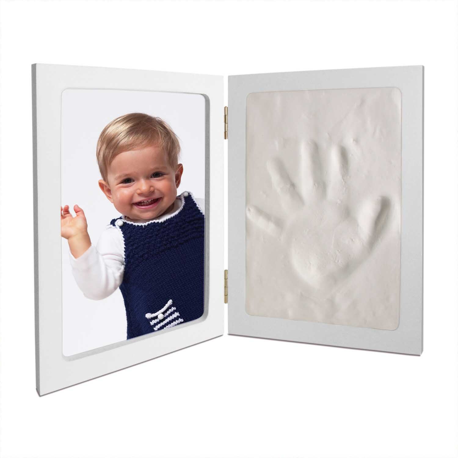 Handabdruckrahmenset BabyArt: Weißer Rahmen mit Babyfoto und Handabdruck, von Rico Design.