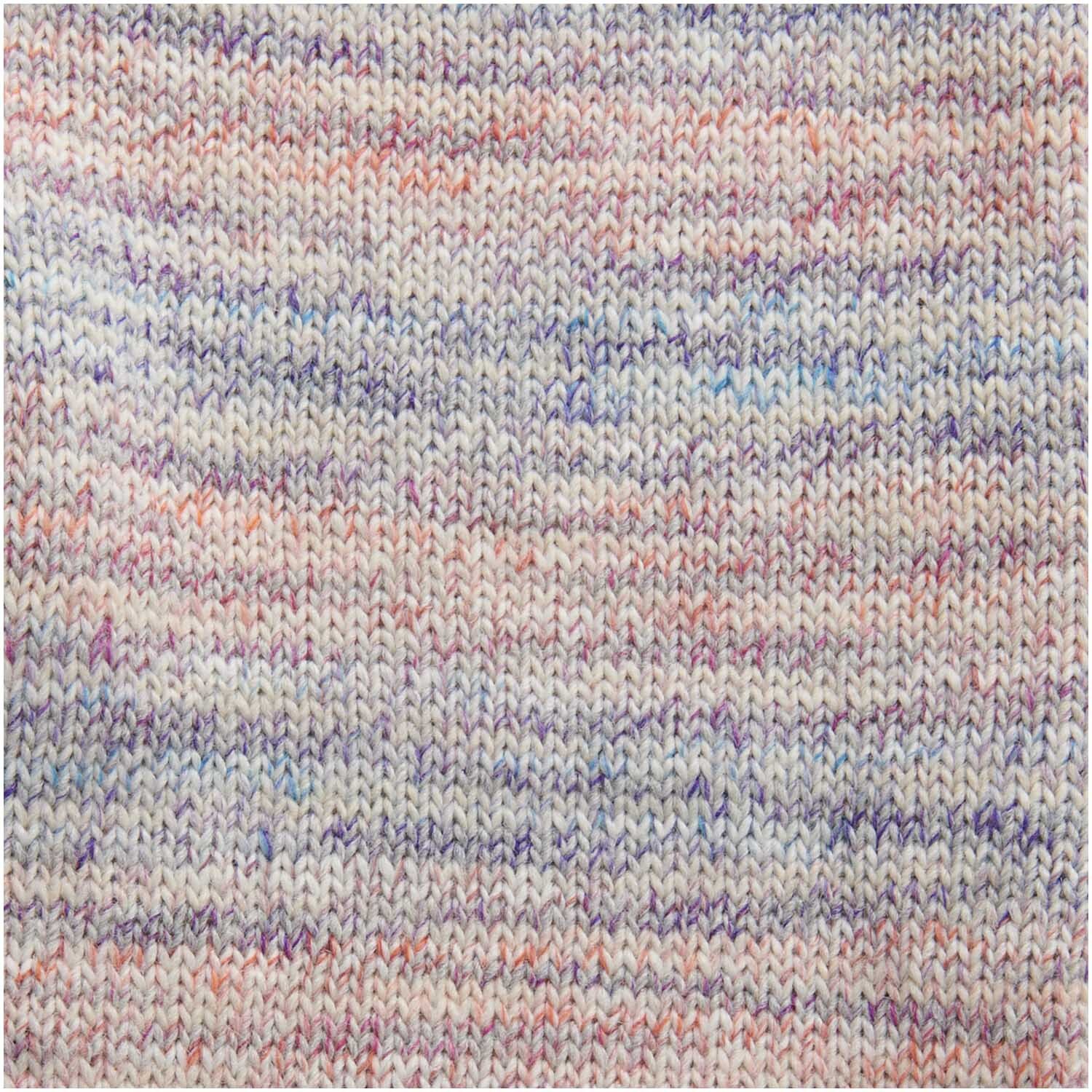 Creative Colour Shift dk von Rico Design zeigt ein gestricktes Muster in sanften Pastelltönen.