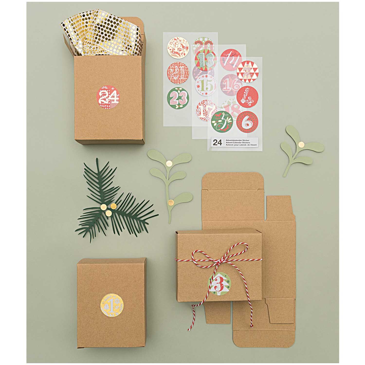 Paper Poetry Adventskalender Boxen Set 24teilig mit natürlichen Farben, dekoriert mit Aufklebern und Zweigen, ideal für kreative Weihnachtsvorbereitungen.