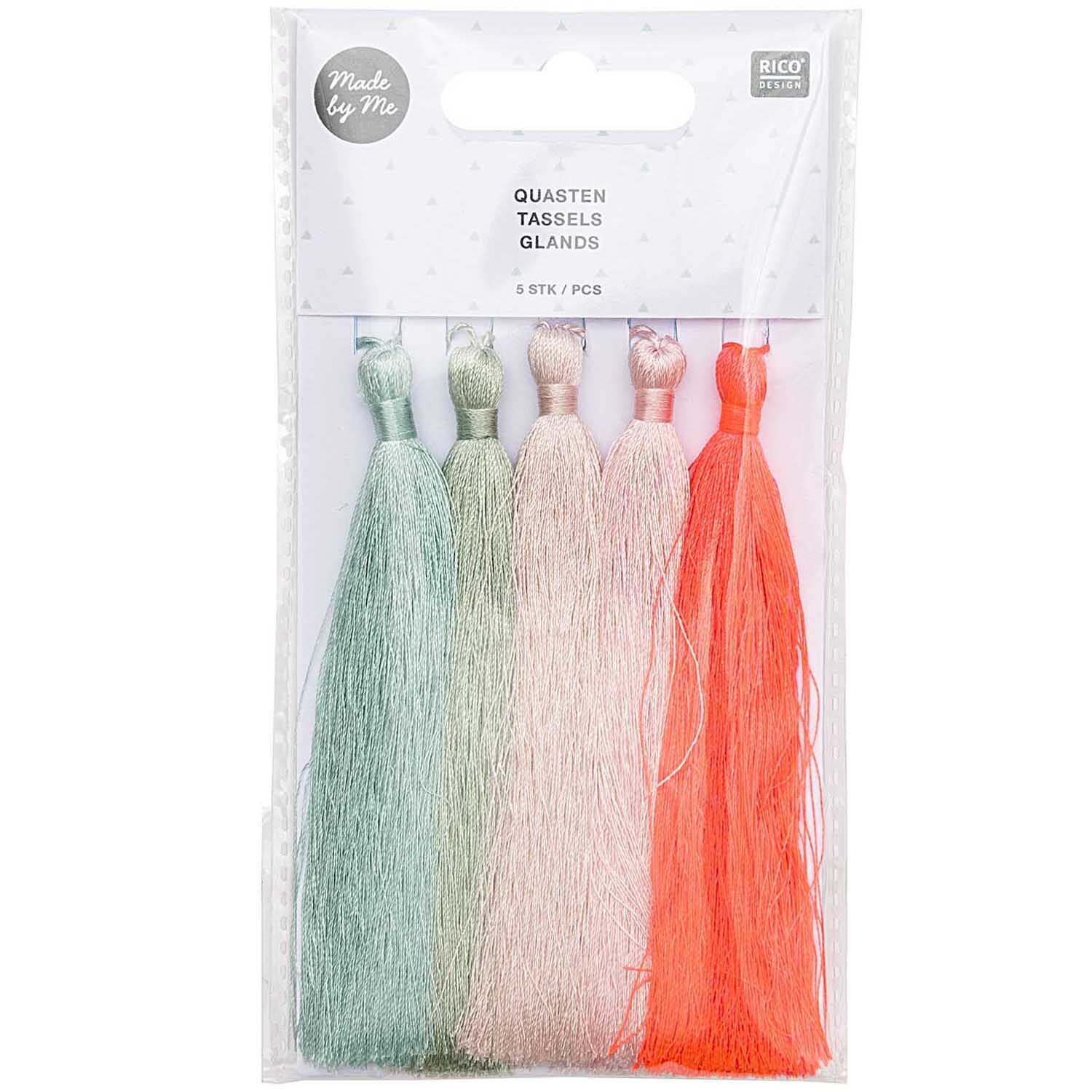 Quasten fein 9cm 5 Stück von Rico Design in Pastellfarben, verpackt in einer transparenten Tüte.