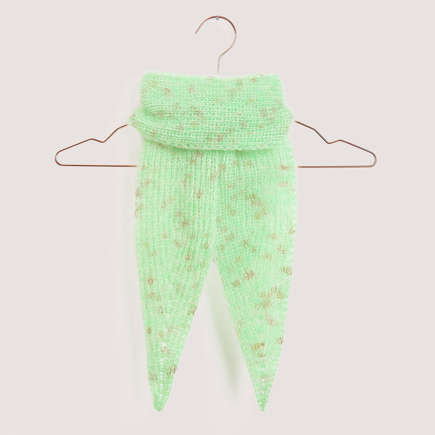 Strickset Mini Tuch Modell 04b in hellem Grün, aufgehängt an einem Kleiderbügel, von Rico Design.
