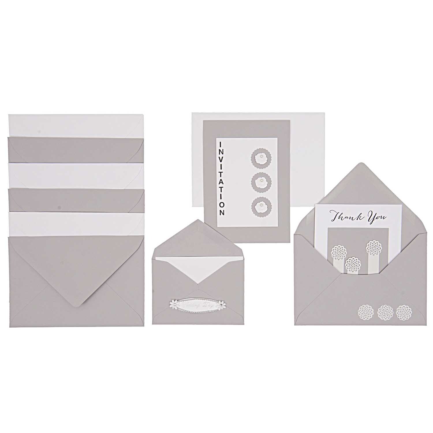 Paper Poetry Stanzer Kreis Wellenmuster 2,5cm zeigt graue Umschläge und Karten von Rico Design. Ideal für Einladungen und Dankeskarten.