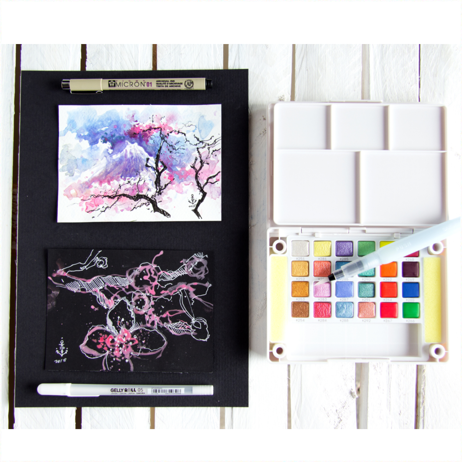Water Color Sketchbox Creative Art Colours 24 Farben mit Pinsel und Aquarellbildern auf Holzoberfläche. Ideal für kreative Kunstprojekte.