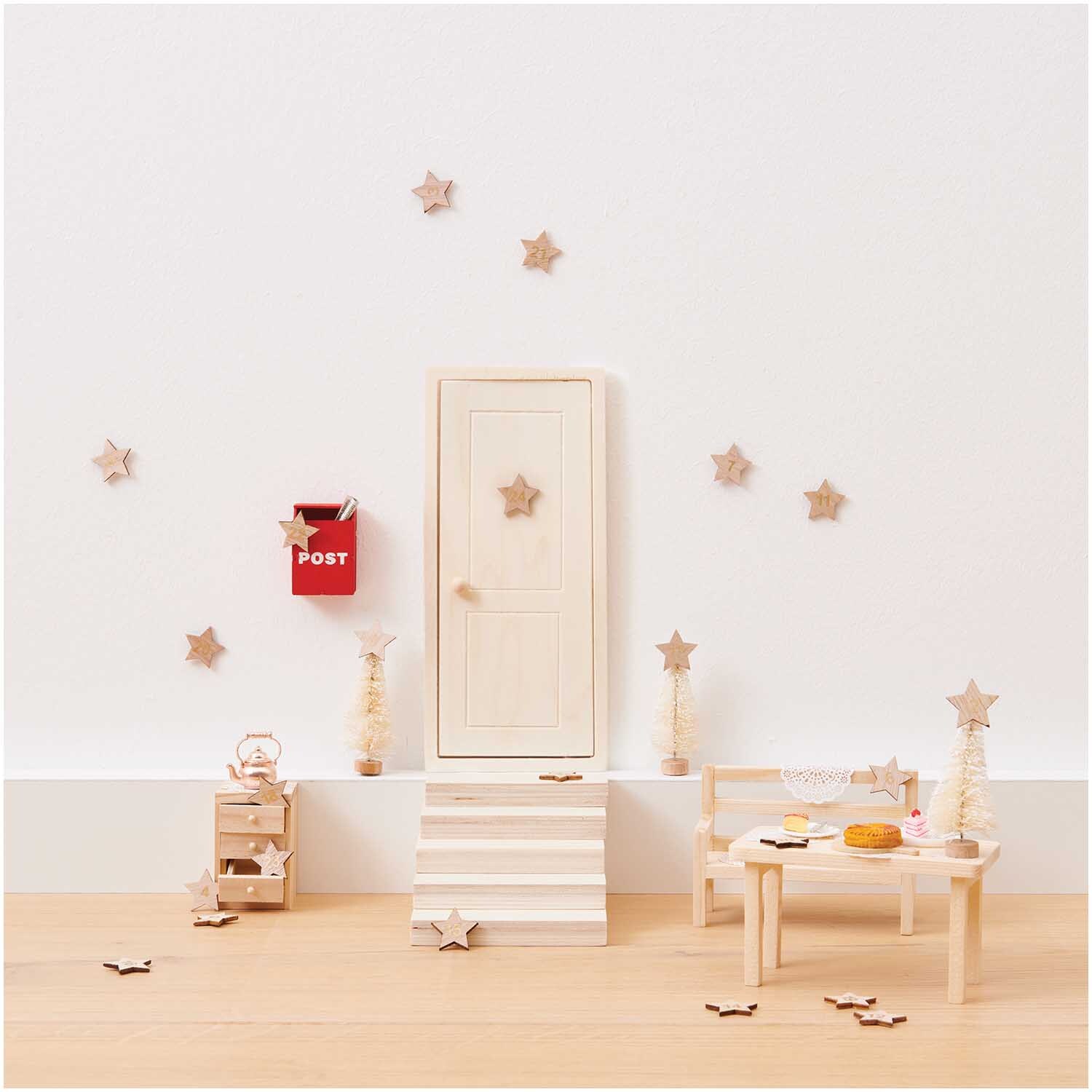 Miniatur Briefkasten 6,9x4,5x3,1cm in Rot von Rico Design an einer weißen Wand mit Sternendekor.