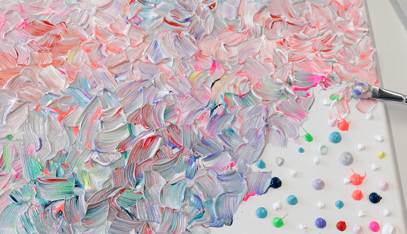 Anleitung abstraktes Acrylbild malen mit Klecks-Technik: Bunte Pinselstriche und Farbtupfer.
