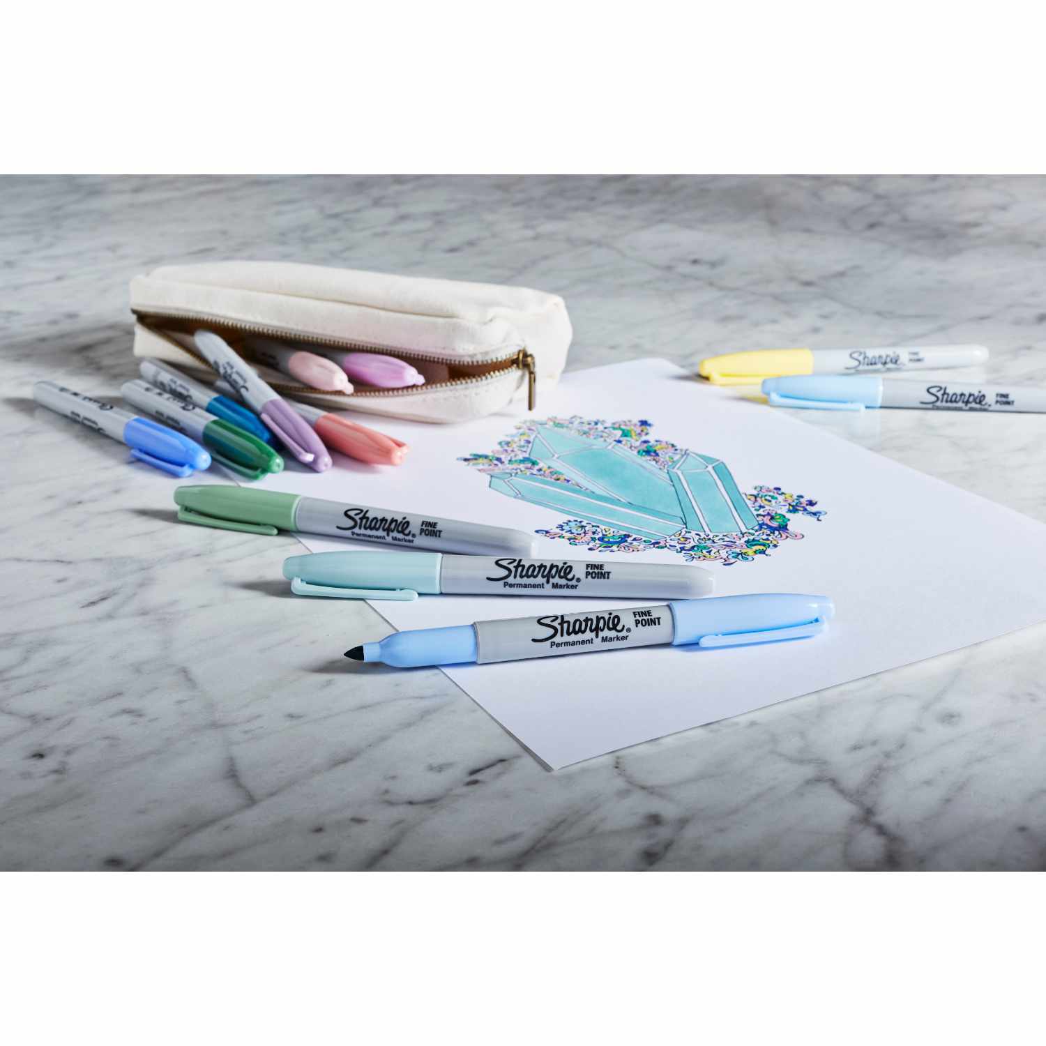 Permanentmarker Mystic Gems 12 Stück von Sharpie auf einem Tisch mit Zeichnung und Etui.
