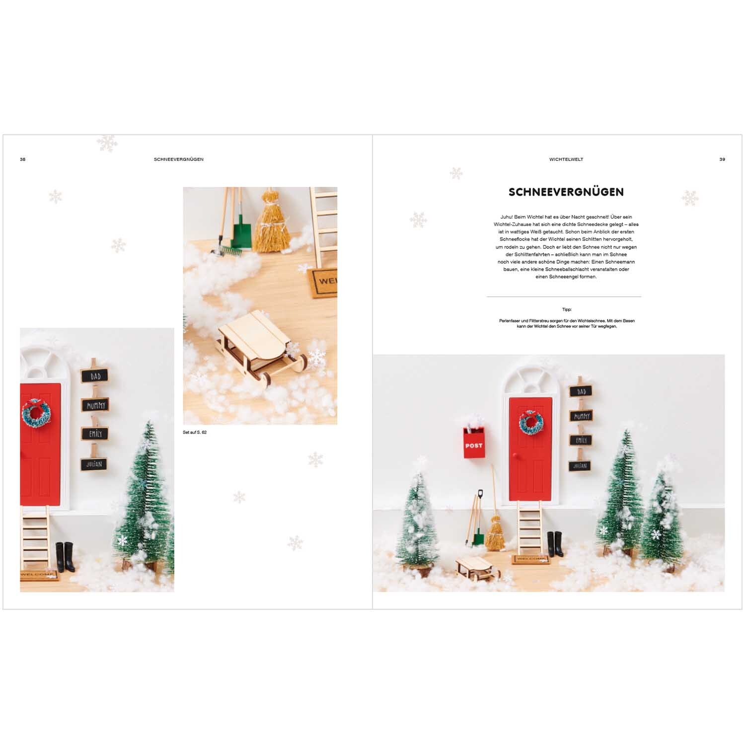 Rico Wichtelwelten: Weihnachtliche Szene mit roter Tür, Schlitten und Tannenbäumen von Rico Design.