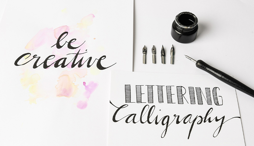 Anleitung Spruch kalligraphieren: Kalligraphie-Set mit Tinte, Federn und Papier mit kreativem Schriftzug.