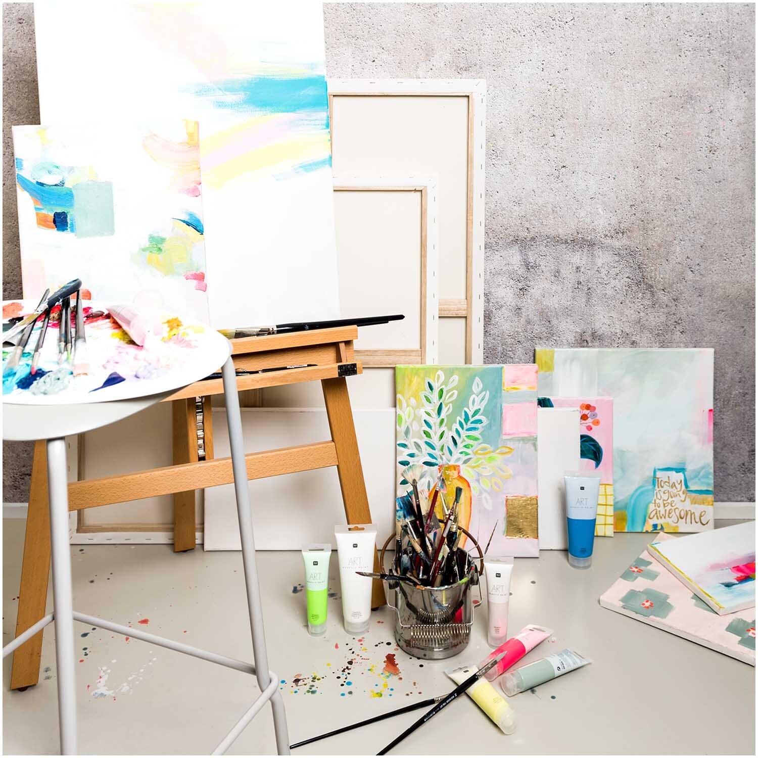 Kunststoffpalette glatt 30x40cm von Rico Design, umgeben von bunten Malutensilien und Leinwänden.